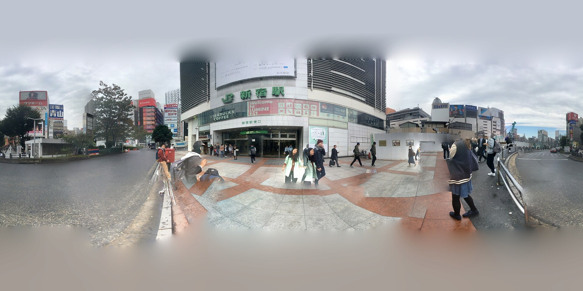 新宿站東口的出口，走出來十分鐘內會看到三種不同的招牌