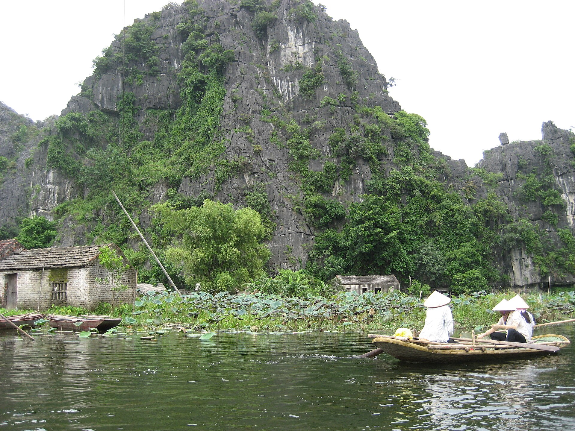 三谷碧洞石灰岩景色