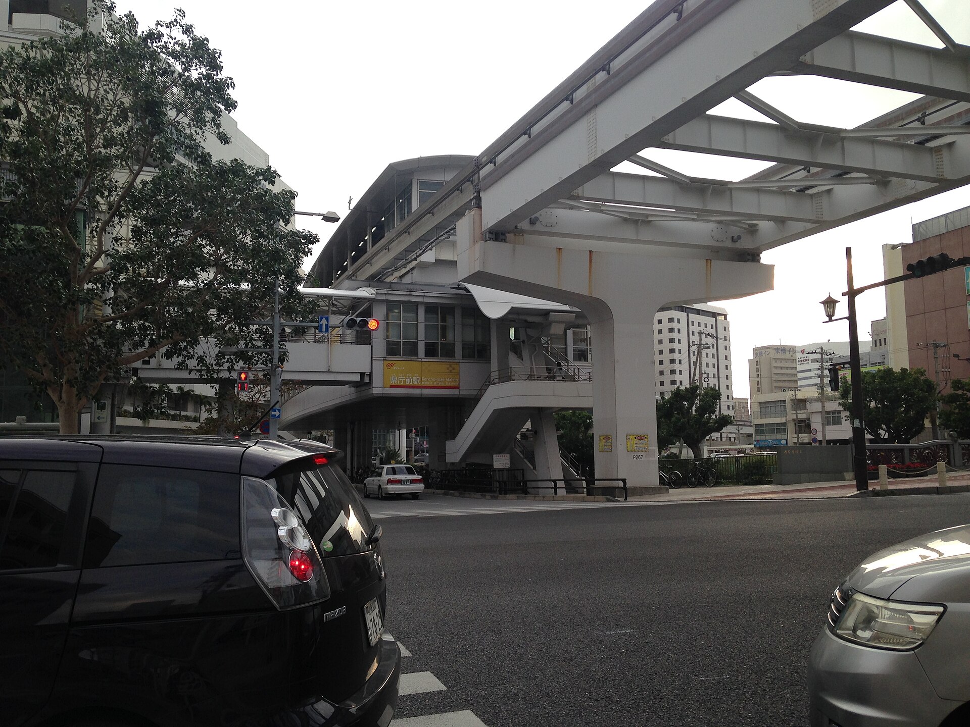沖繩單軌電車車站月台，一個人搭單軌到縣廳前牧志首里
