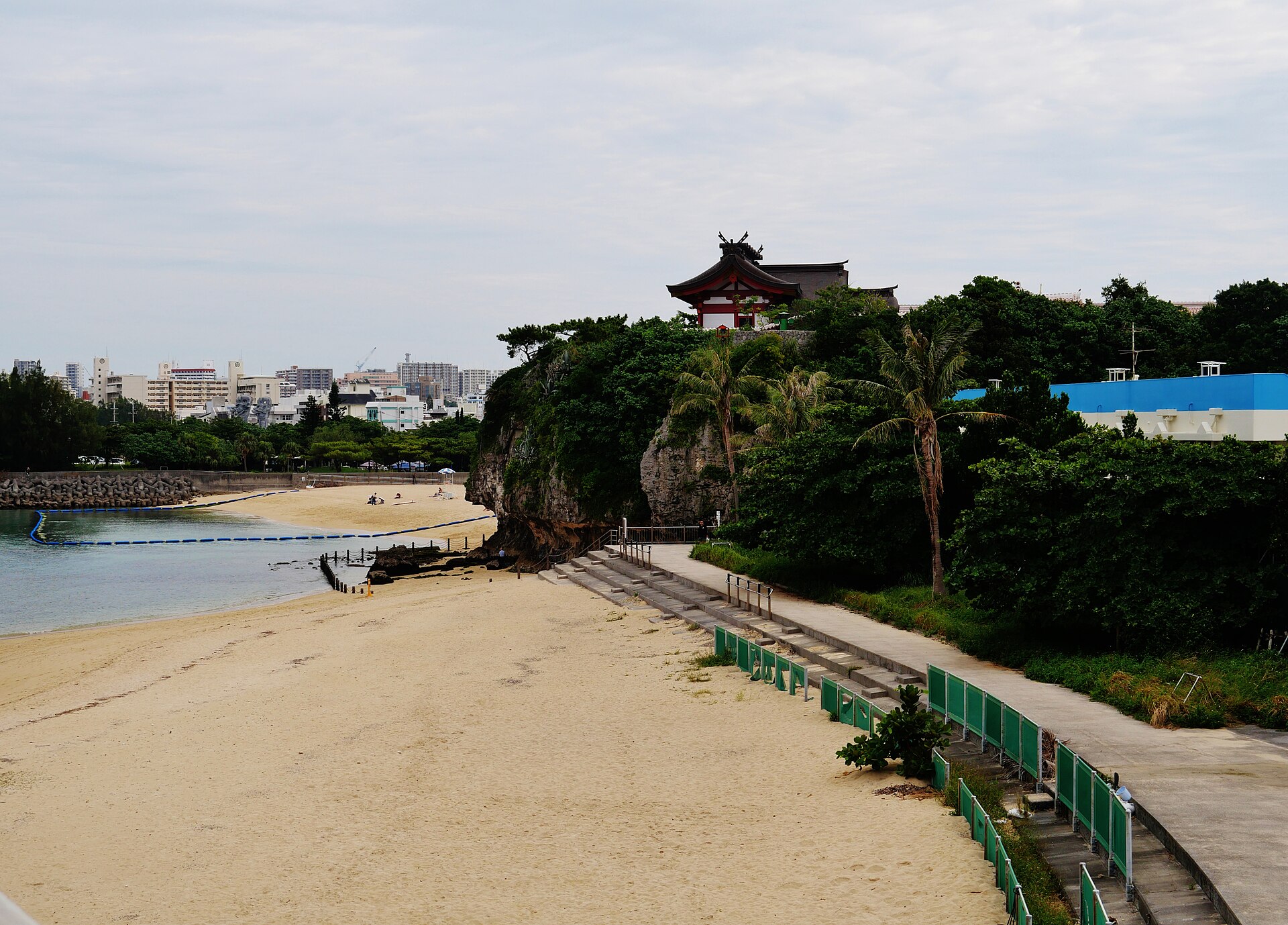 那霸波上宮與海邊，一個人不搭車就到得了的海