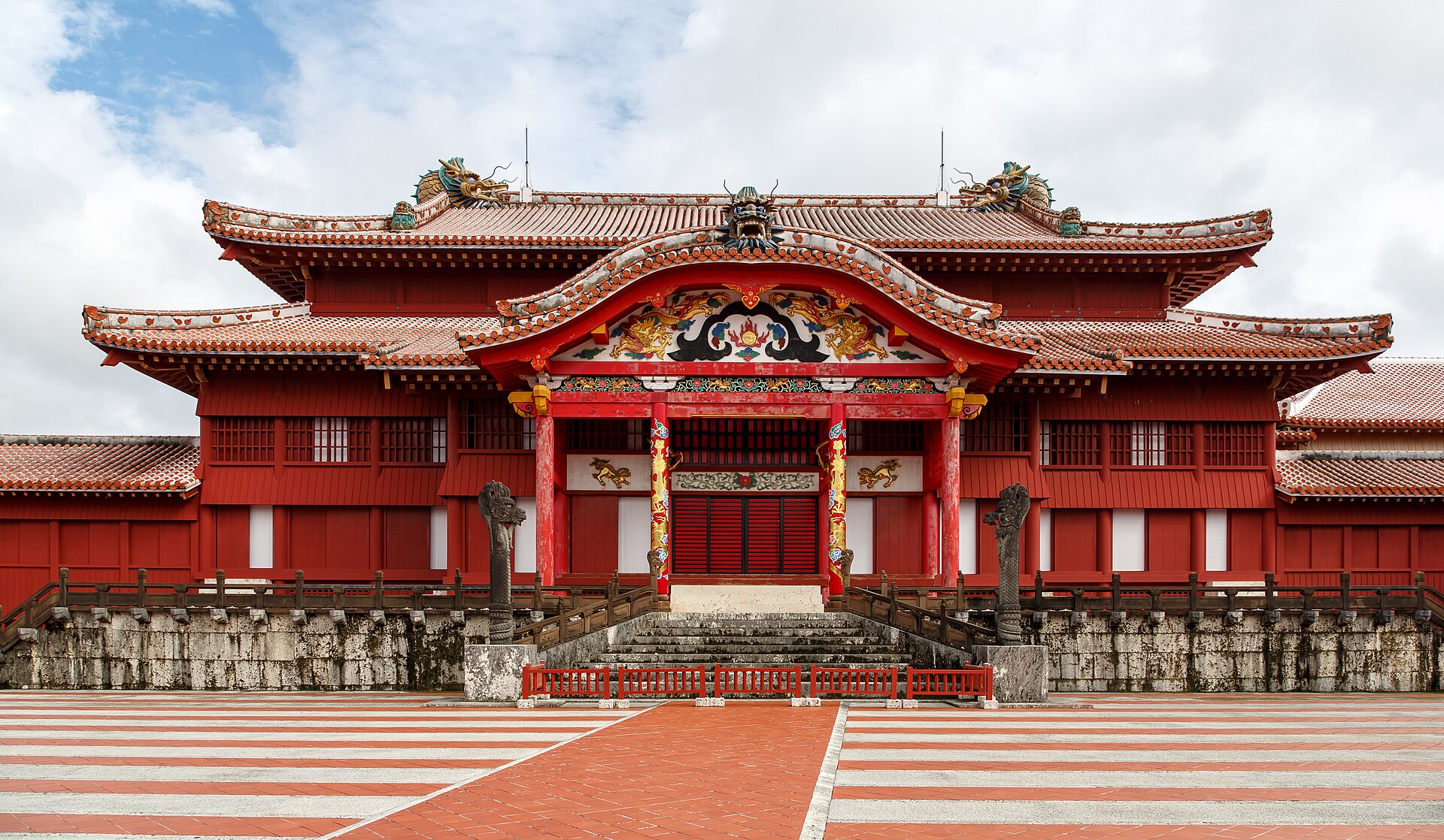 沖繩首里城公園，一個人從首里站走上去的上坡