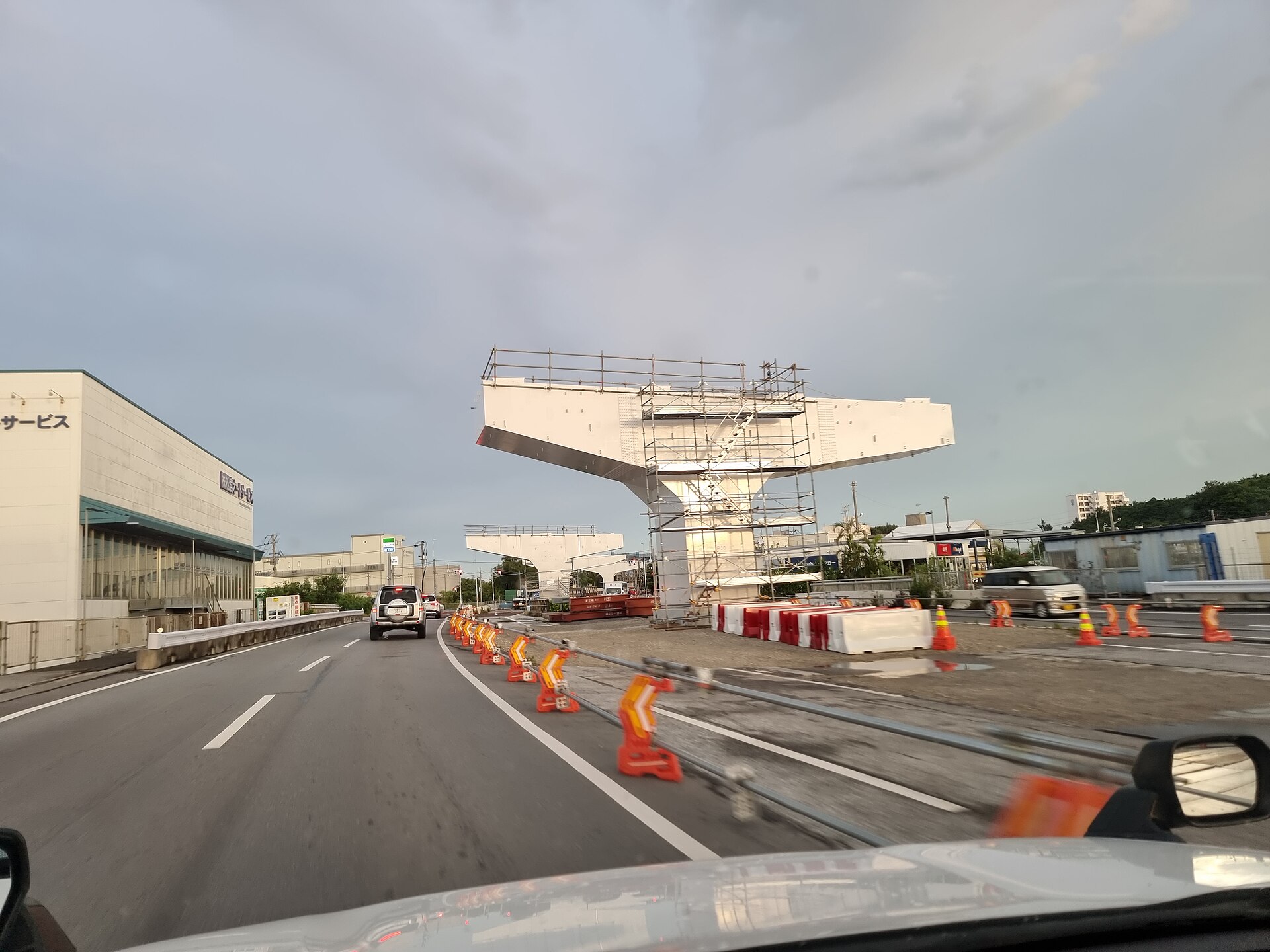 沖繩自動車道高速公路，一個人租車北上美麗海的路段