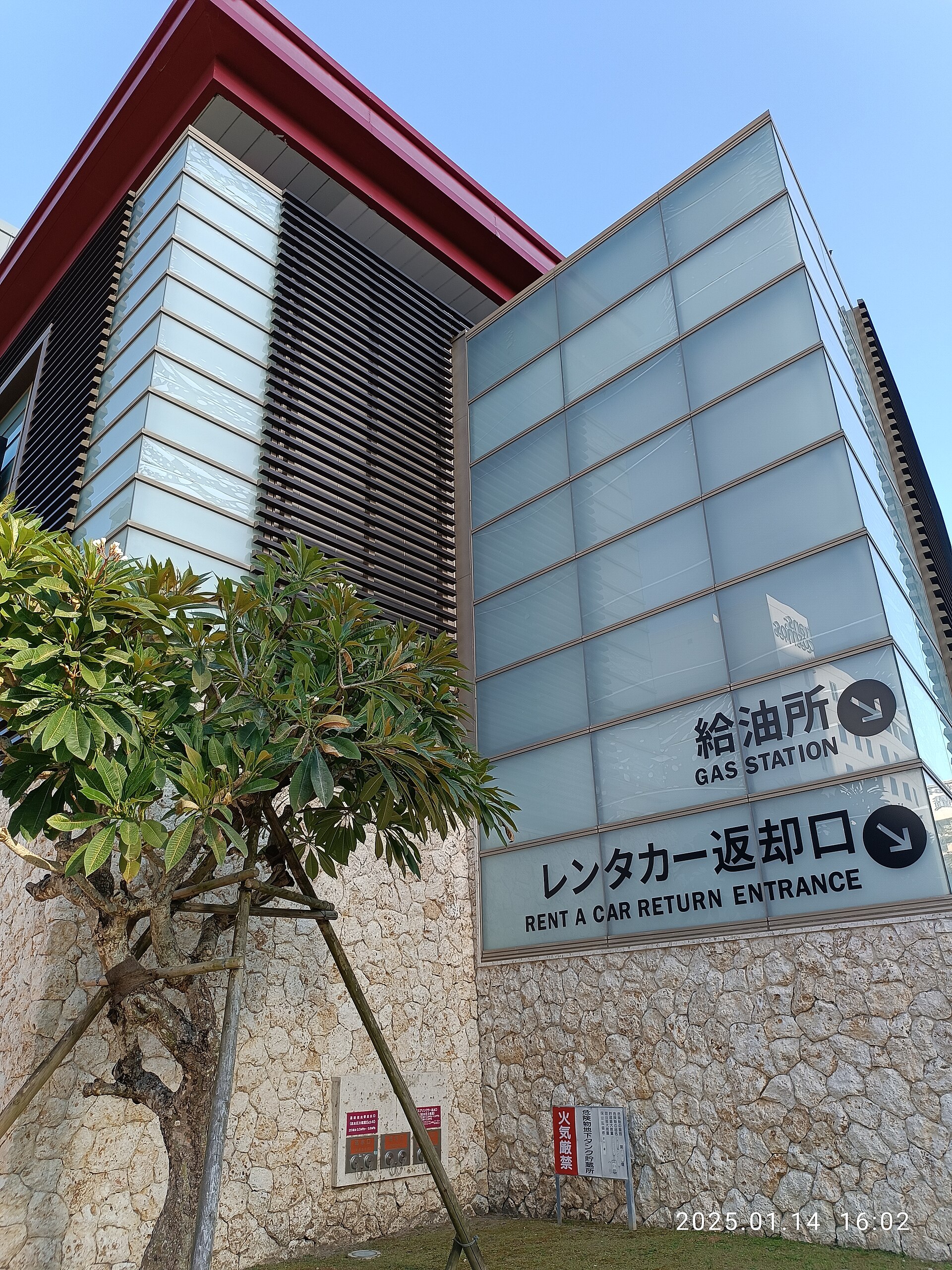 沖繩租車櫃檯，一個人去沖繩要不要租車的決定
