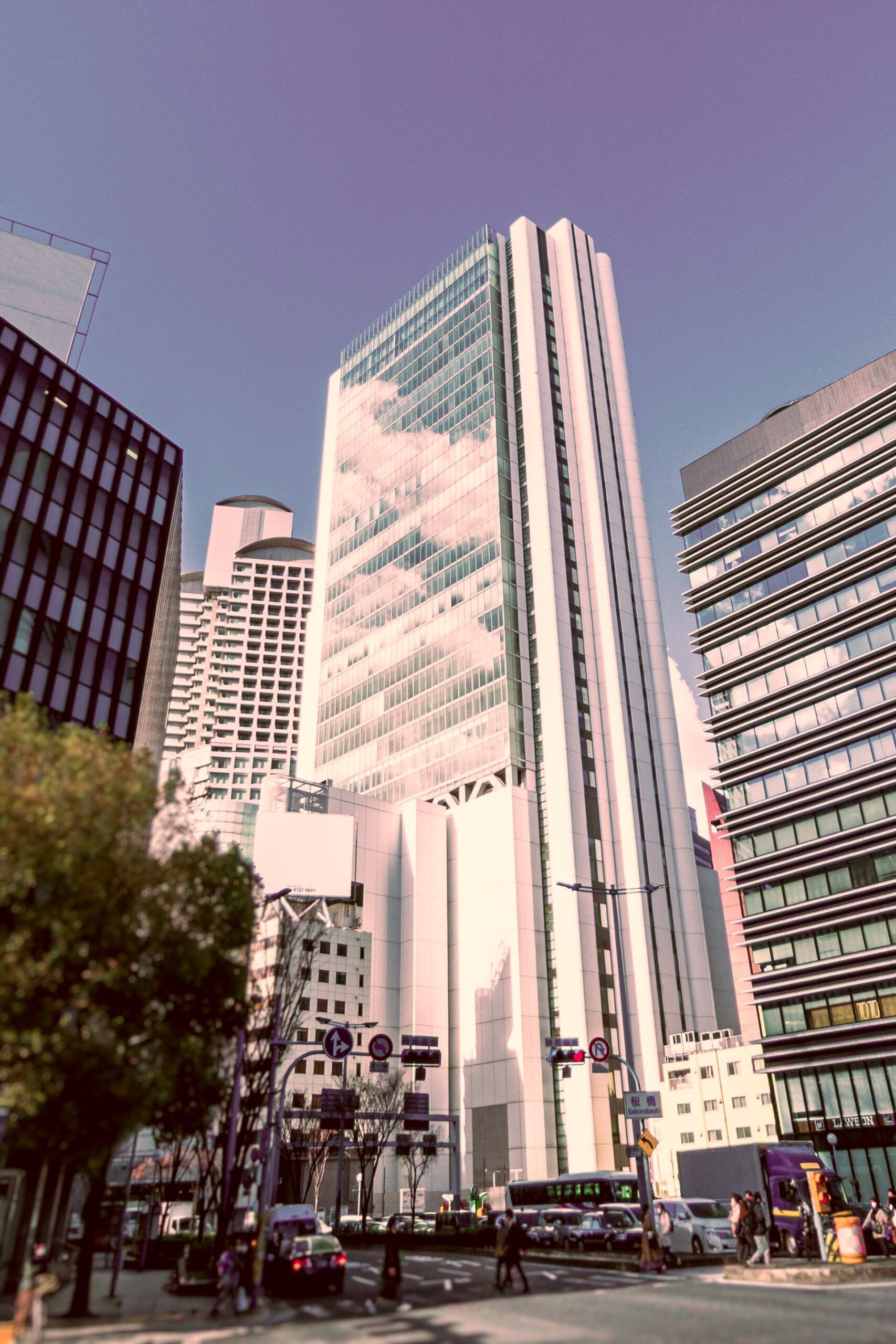 大阪北新地街區大樓，一個人晚上經過的樣子