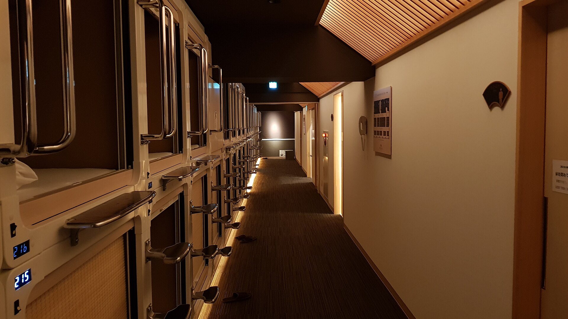 膠囊旅館內部，一個人住宿房型比較