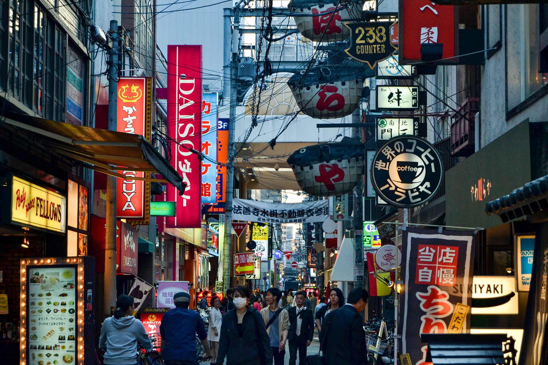 大阪入夜後的街道，一個人吃完飯走回旅館的那段路