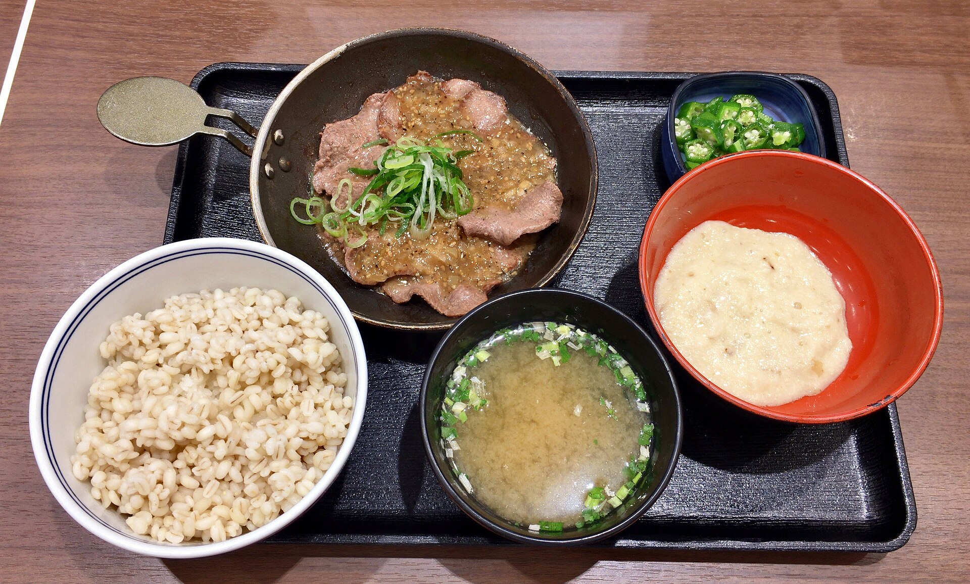 日式定食的白飯與配菜，白飯先點小碗才吃得下肉