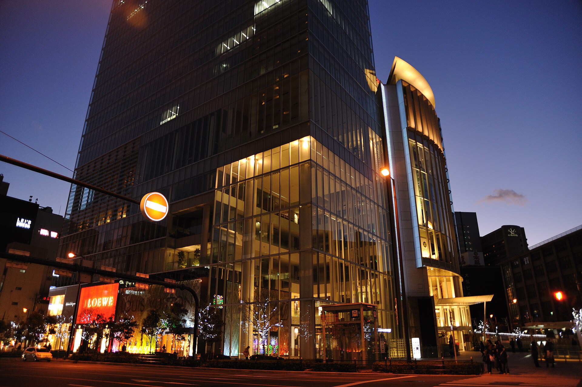 大阪入夜後的街道，十點之後小店客人反而少