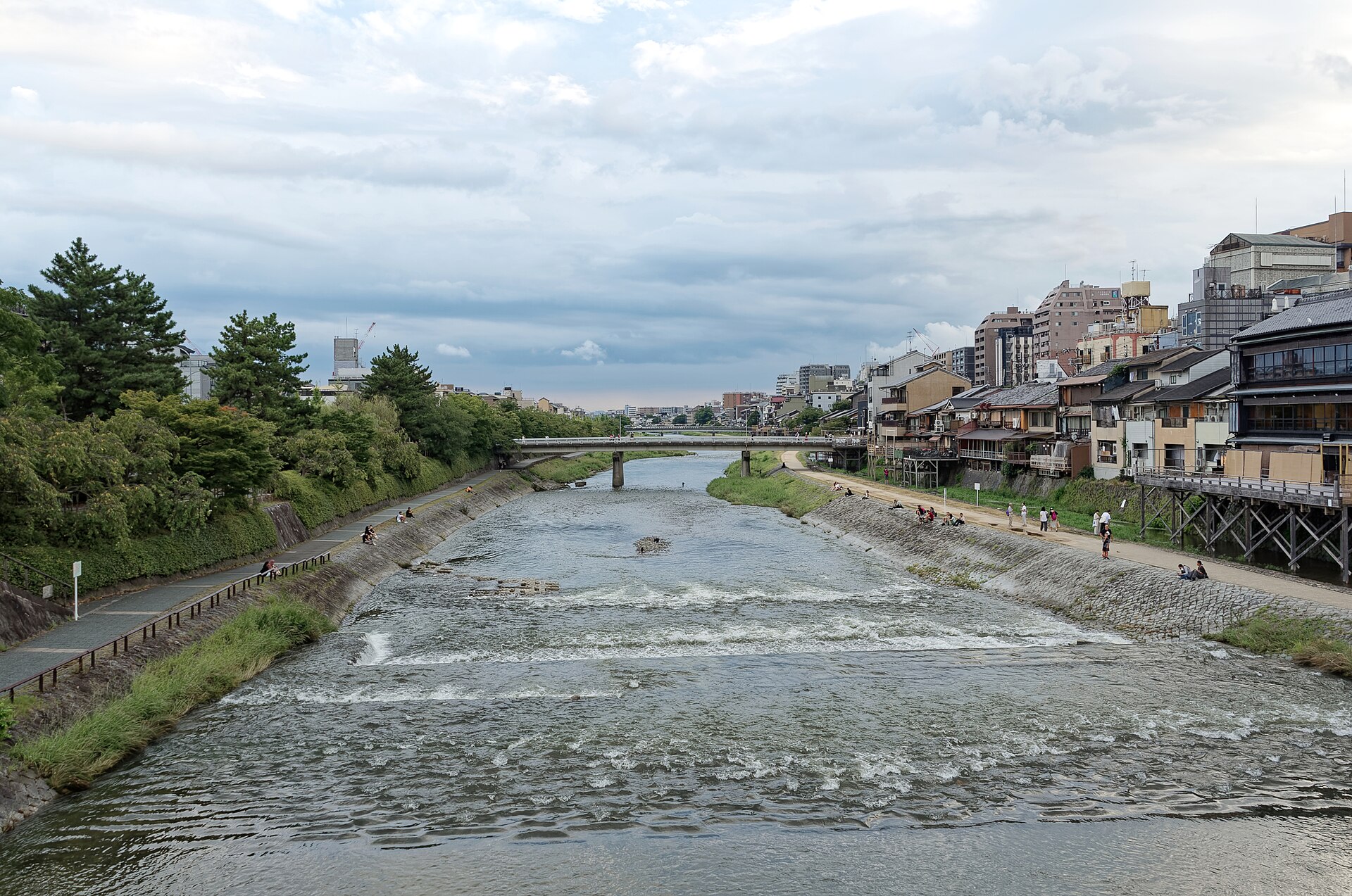京都鴨川河岸，一個人坐著休息