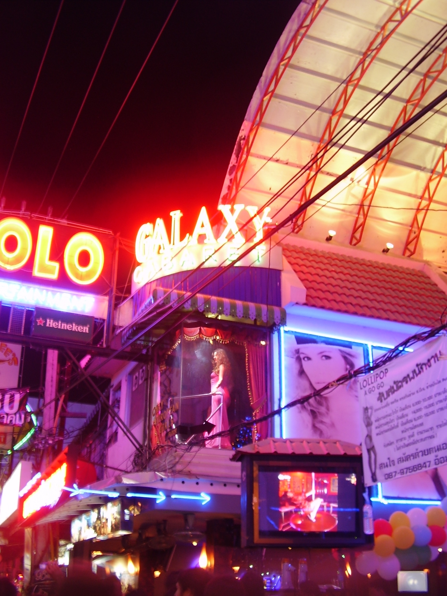 芭達雅 Walking Street 街景，一個人路過會遇到什麼