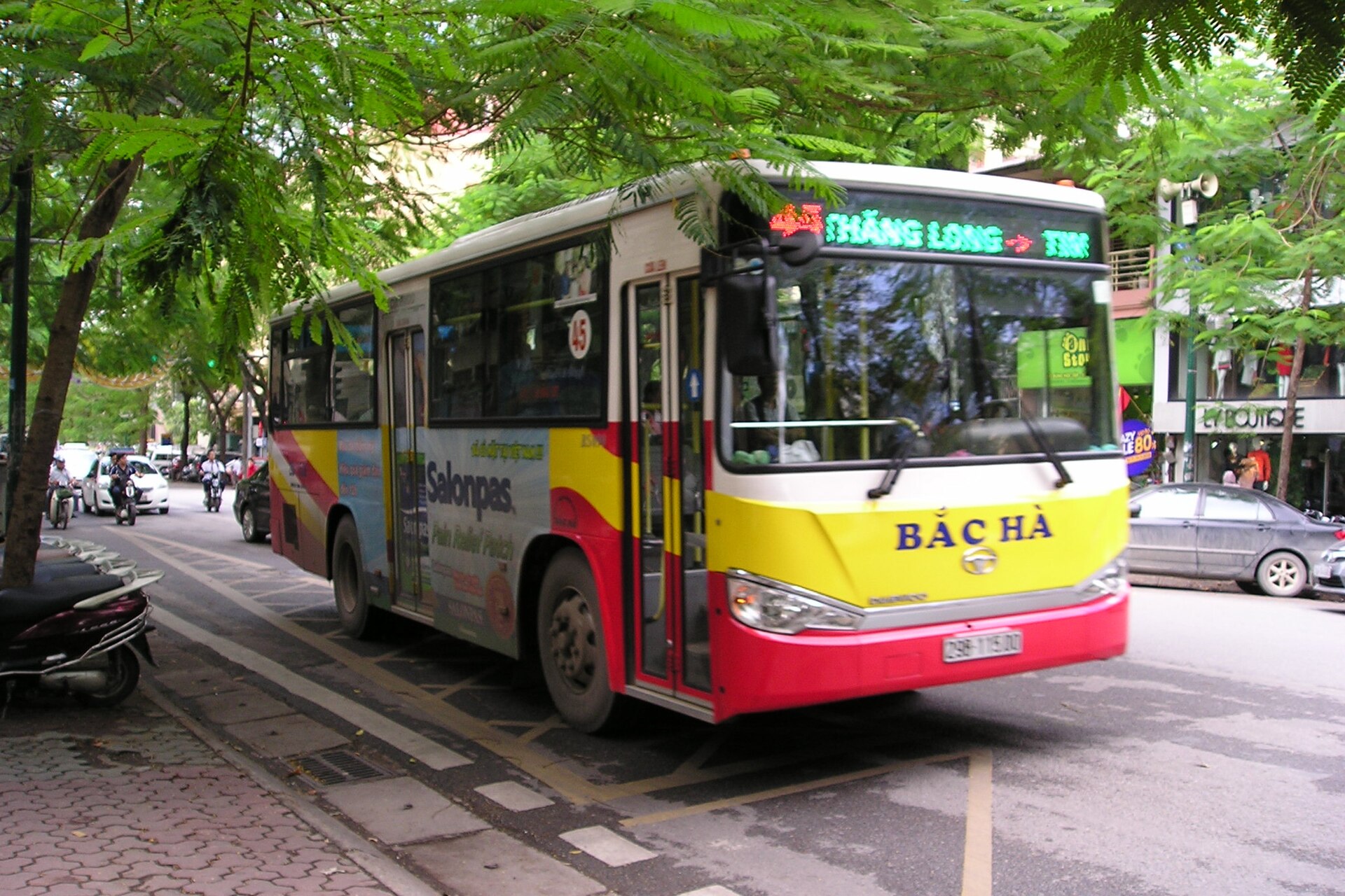 河內市區公車，是團體制式團常見的交通比較基準。