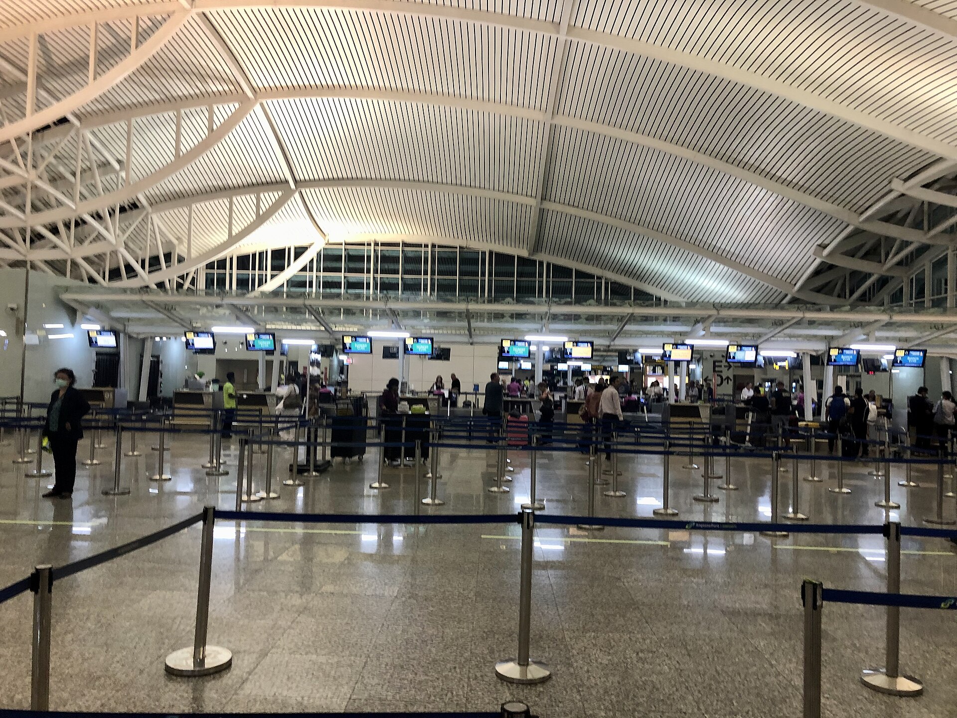 機場入境審查大廳實景照,放空旅行出發前證件準備示意