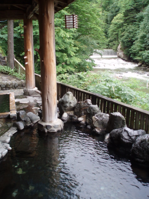 日本露天風呂溫泉景色，日歸溫泉常見的野天風呂型態