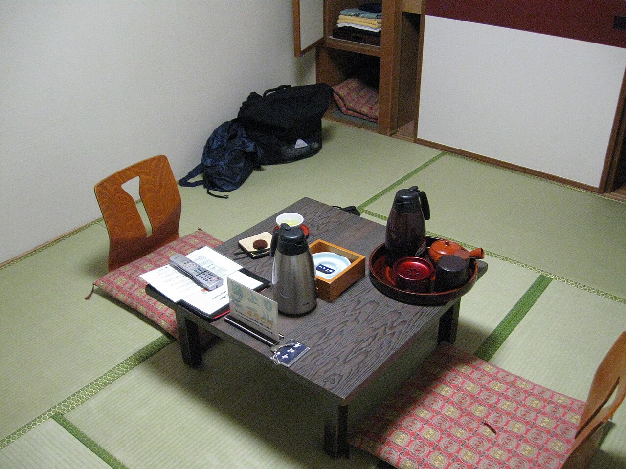 日式旅館和室房間內部，榻榻米與矮桌的單人房型