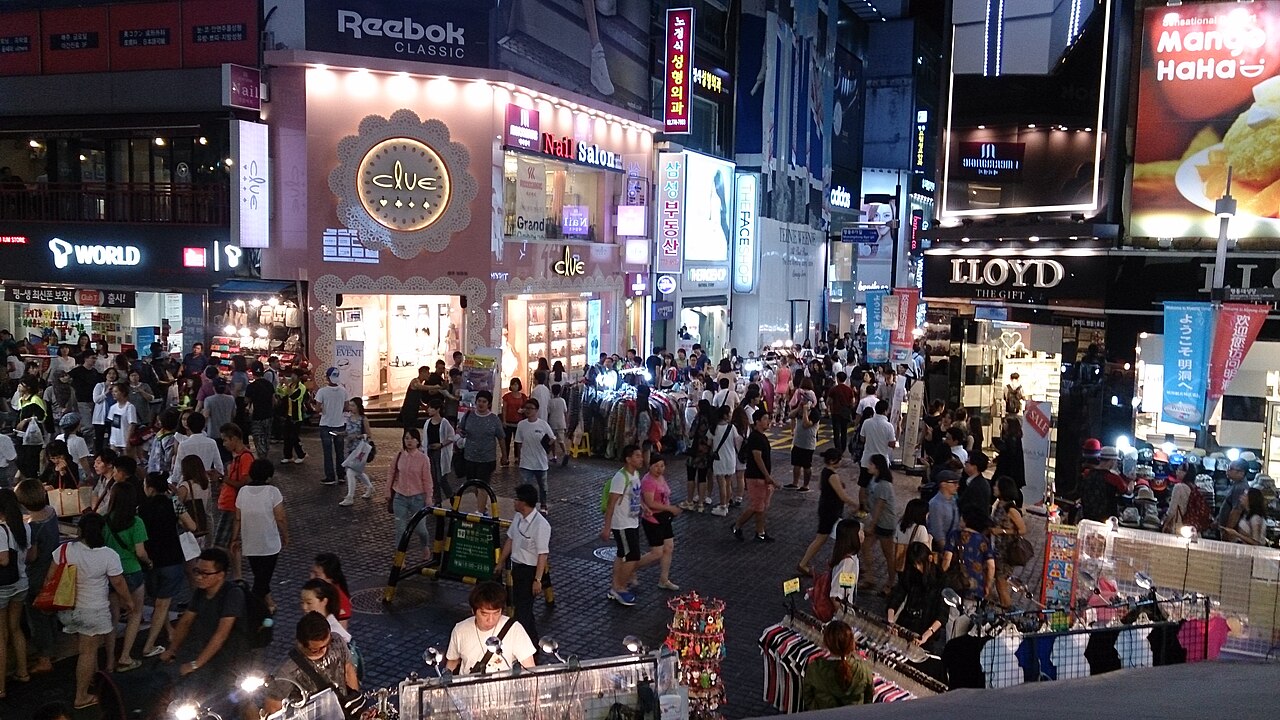 首爾明洞街頭人潮，一個人去首爾住宿選區的起點
