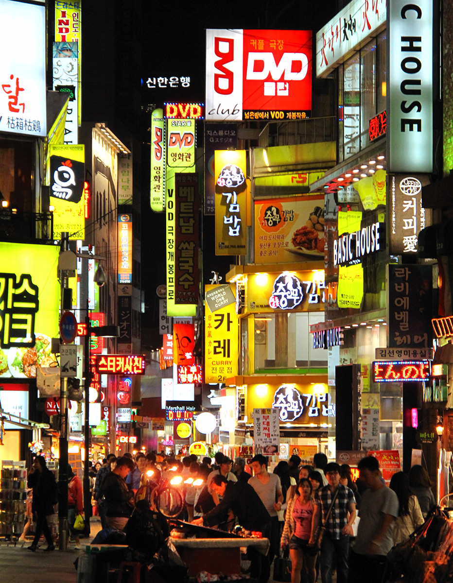 明洞夜晚霓虹招牌，觀光區晚上收店較早的街景