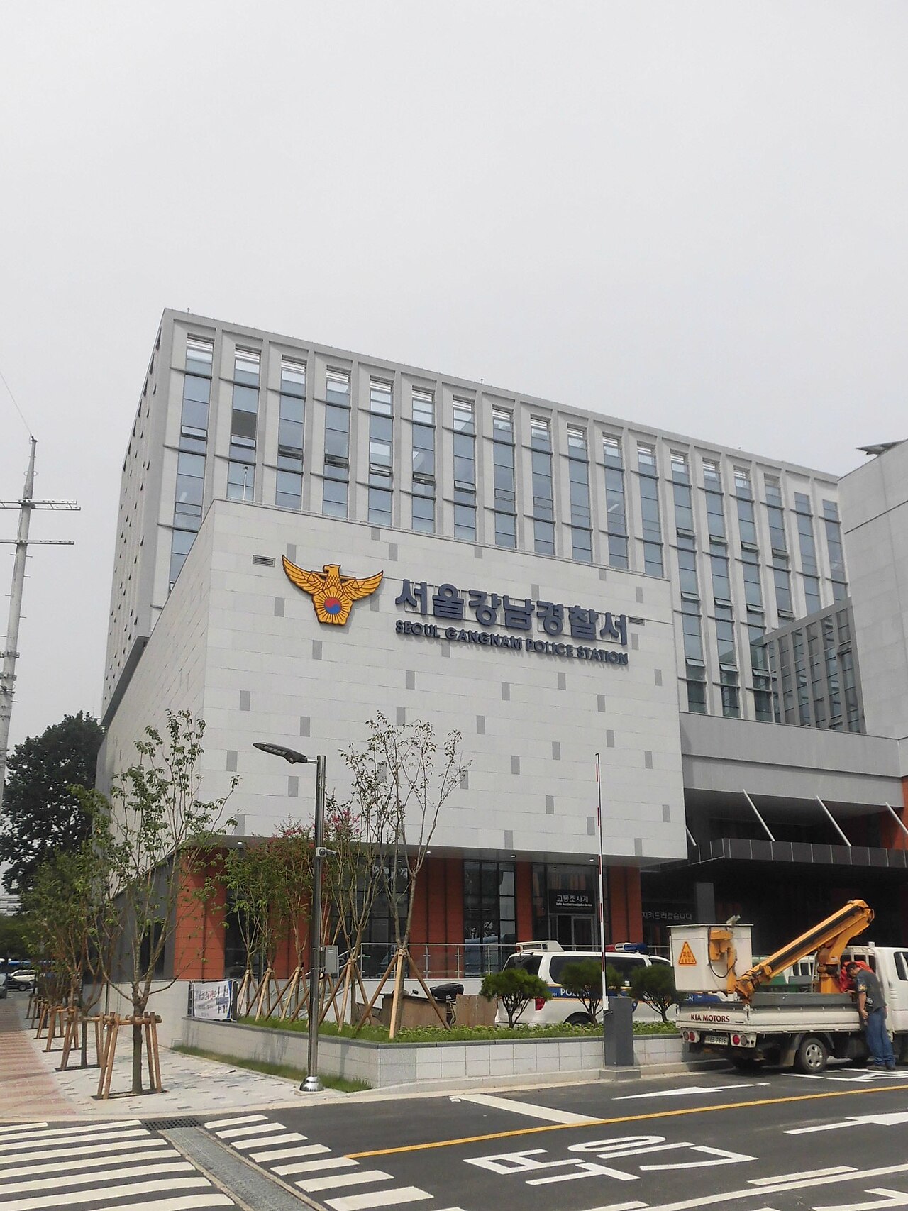 首爾江南警察署外觀，一個人住宿安全感查證的項目之一