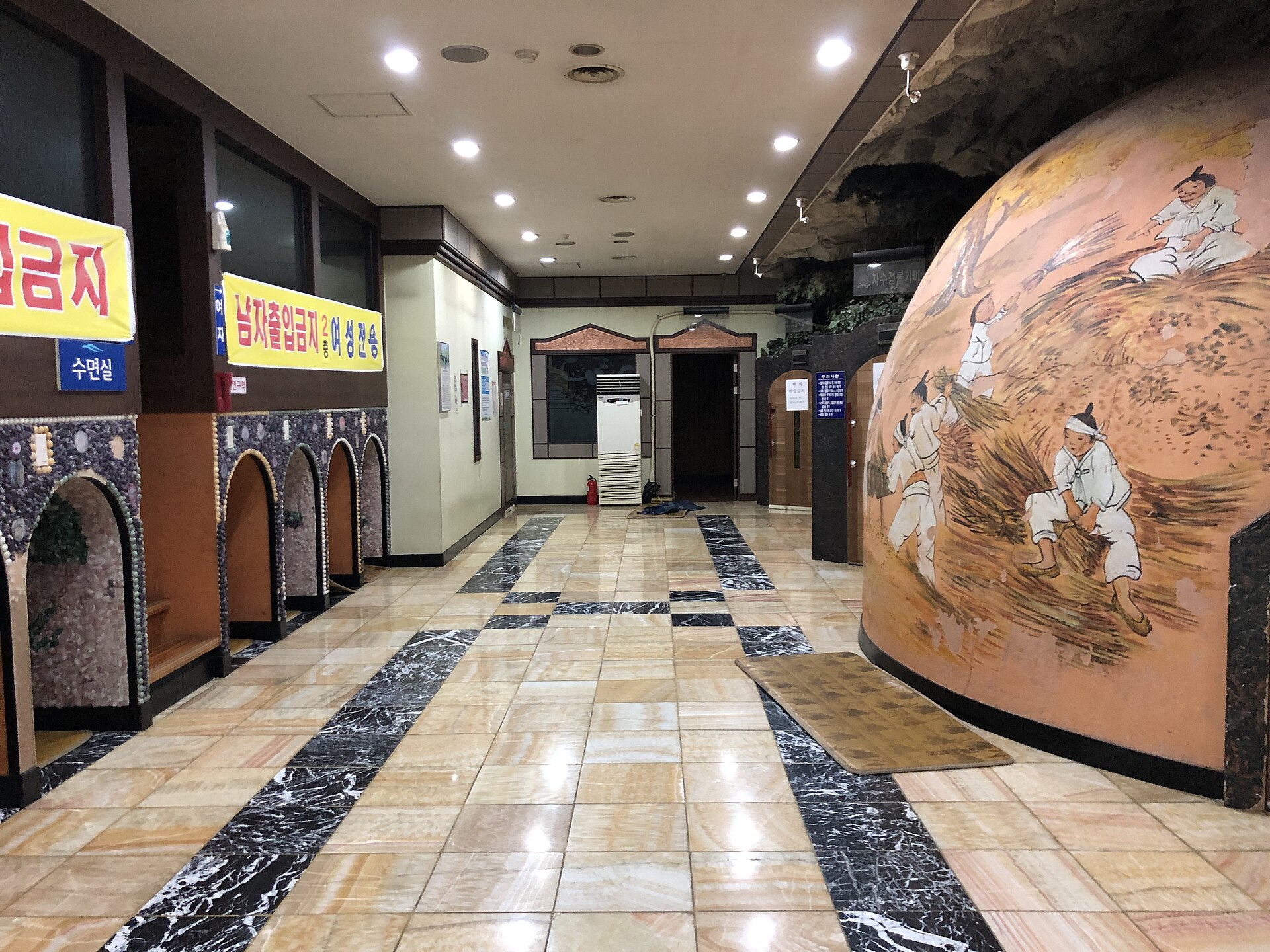 汗蒸幕的圓頂高溫汗蒸房跟睡覺區標示