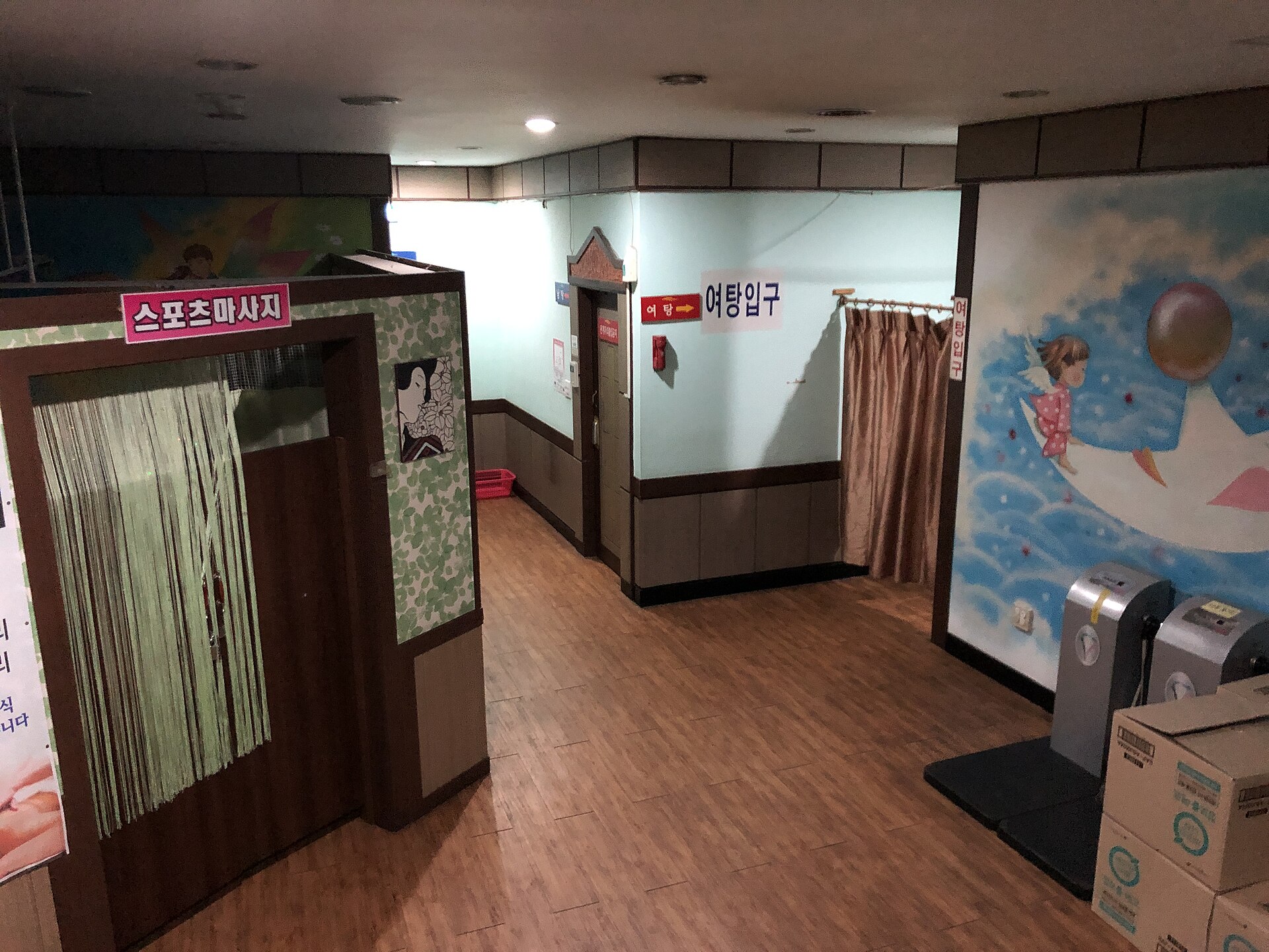 汗蒸幕走廊，男湯女湯入口分開標示
