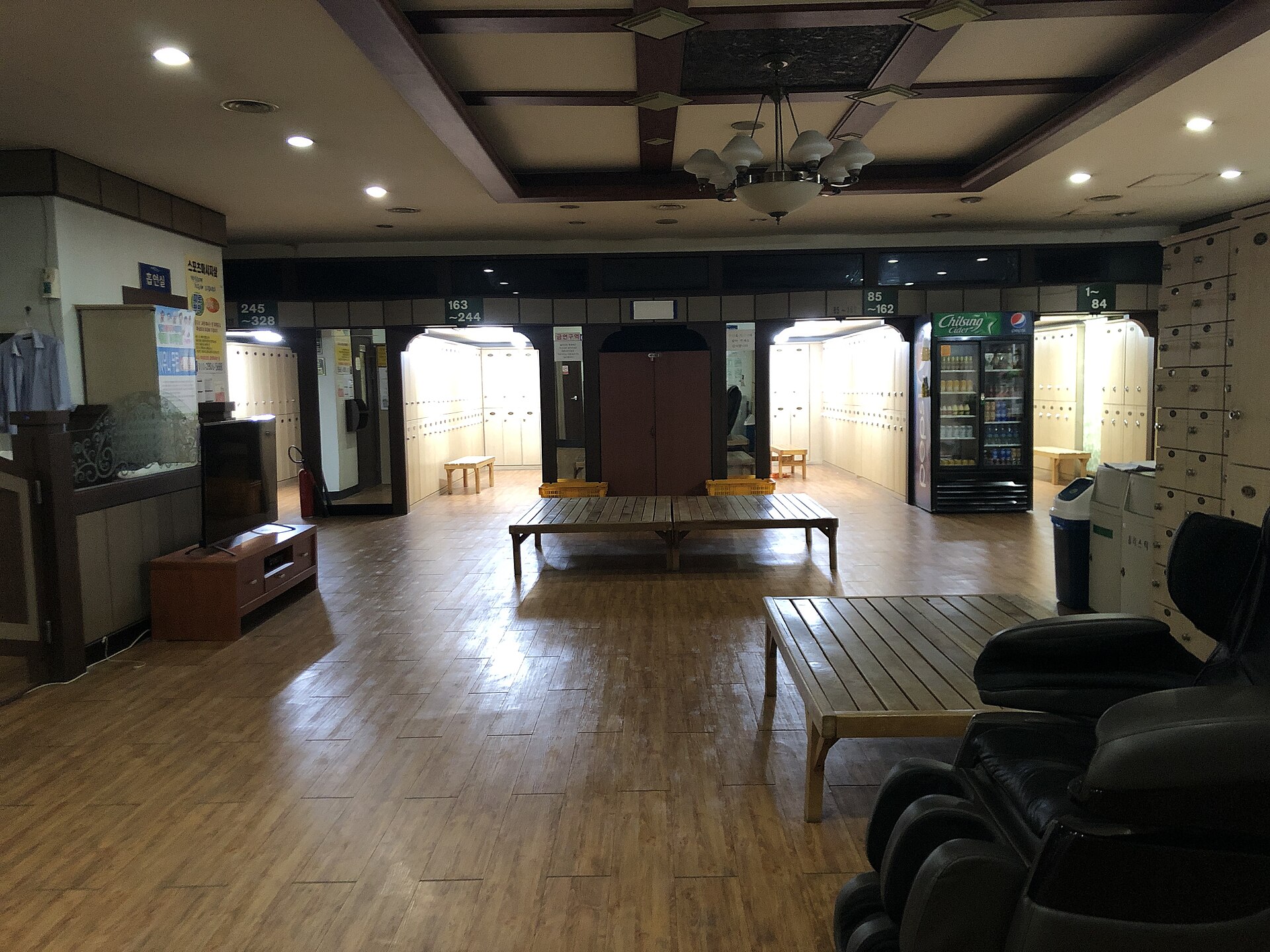 汗蒸幕休息大廳，一個人去也有地方躺