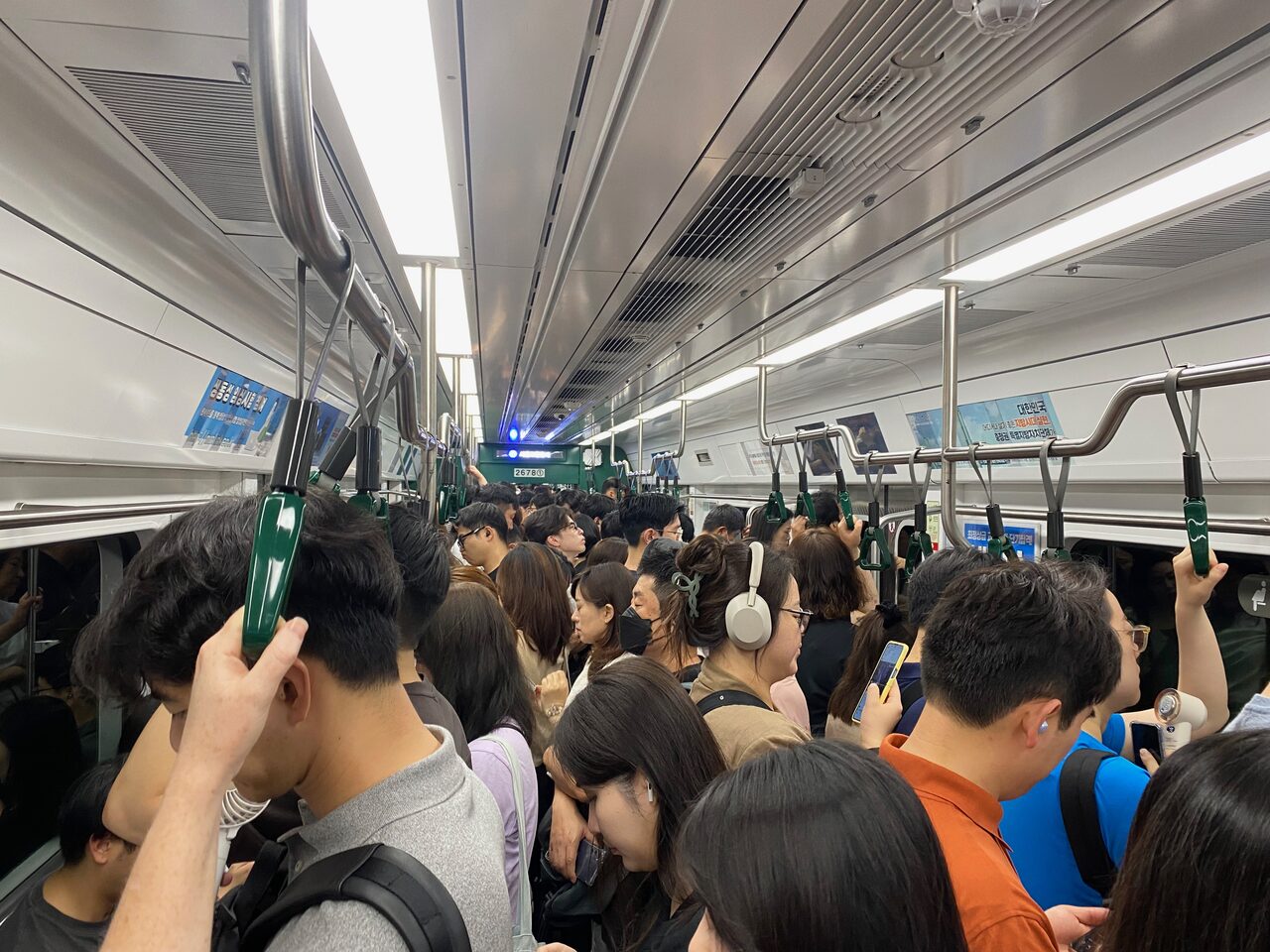 首爾地鐵尖峰時段車廂