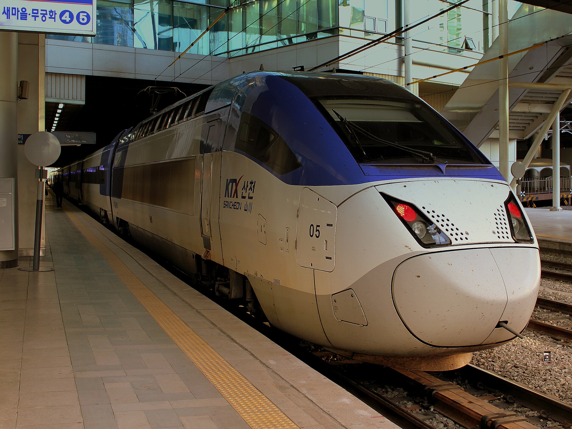 停在釜山站的 KTX 列車
