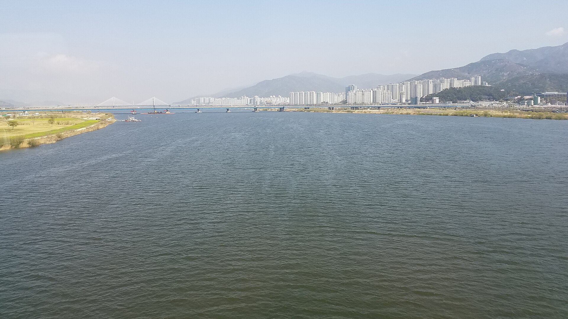 從釜山地鐵車窗看出去的洛東江