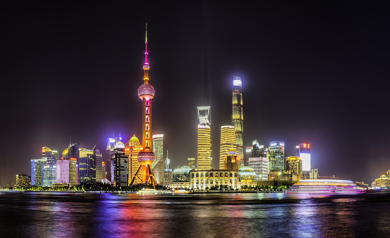 上海外灘的樓群自己會發光,站對位置就贏一半。