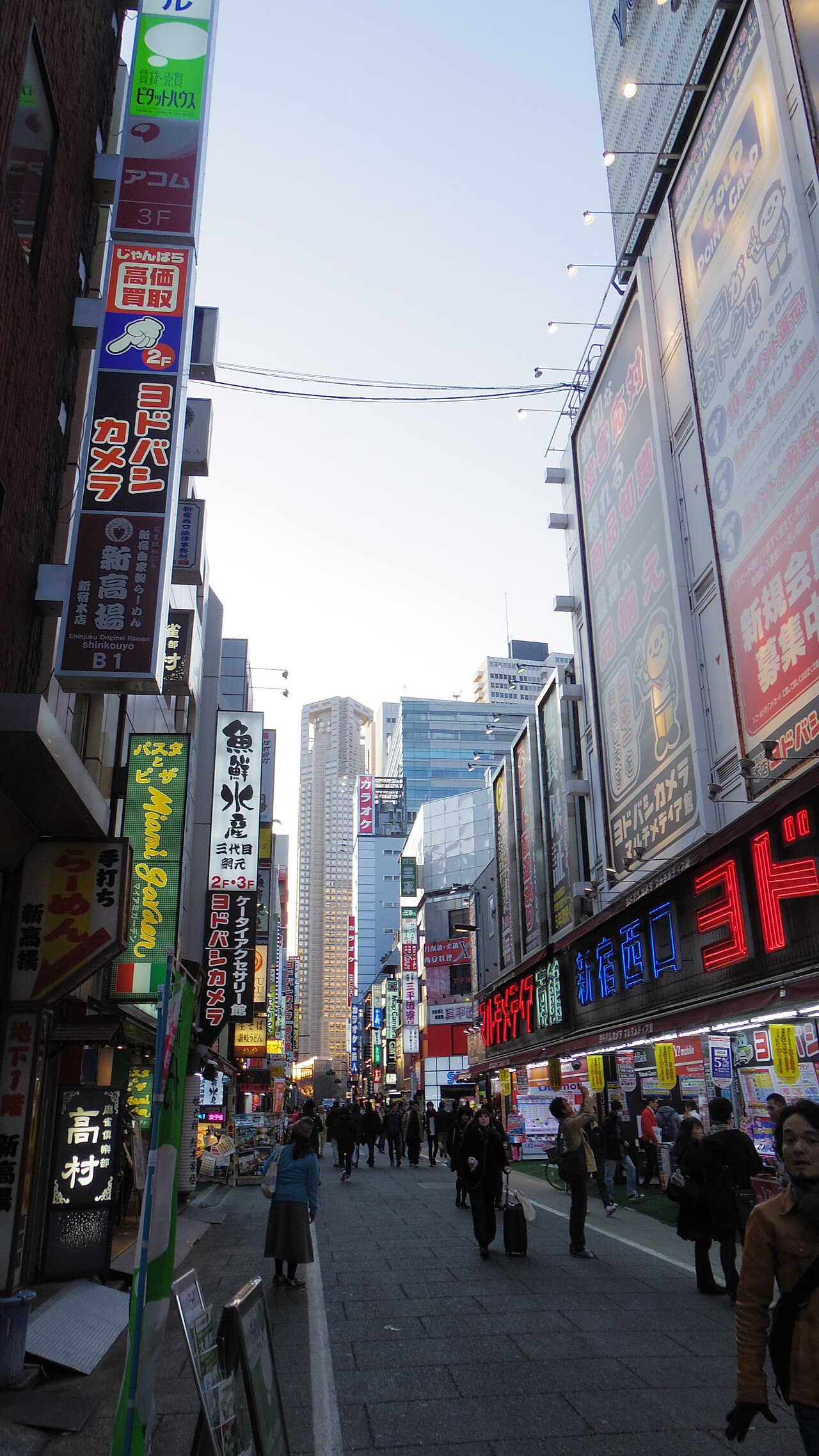 新宿西口的街道，站在門口那三秒是最難的一關