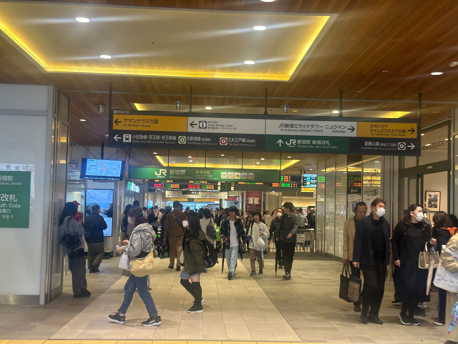 新宿南口一帶，一天的吃飯節奏可以照時段排