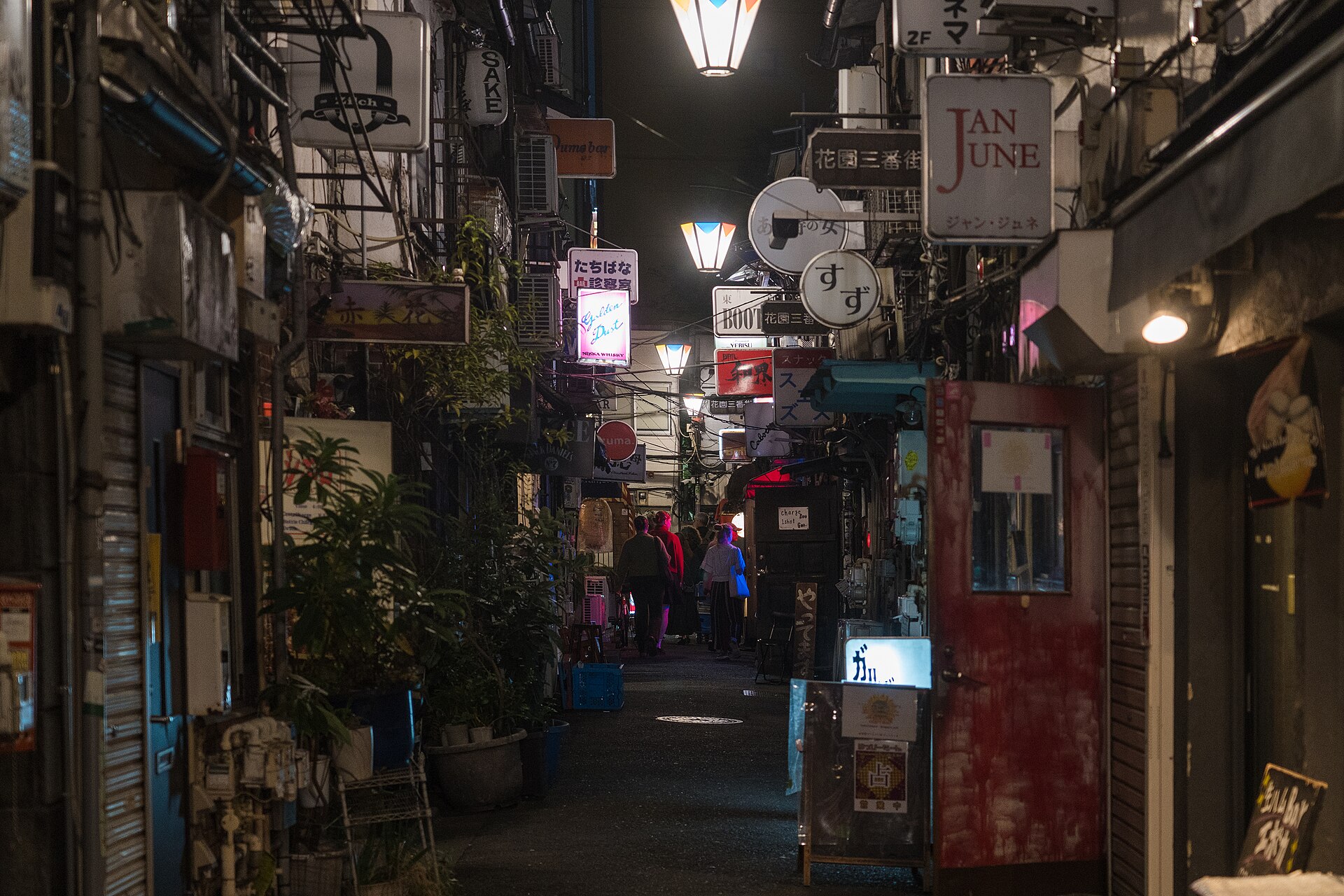 新宿黃金街夜晚的小店街，店面小、從門口看得到裡面