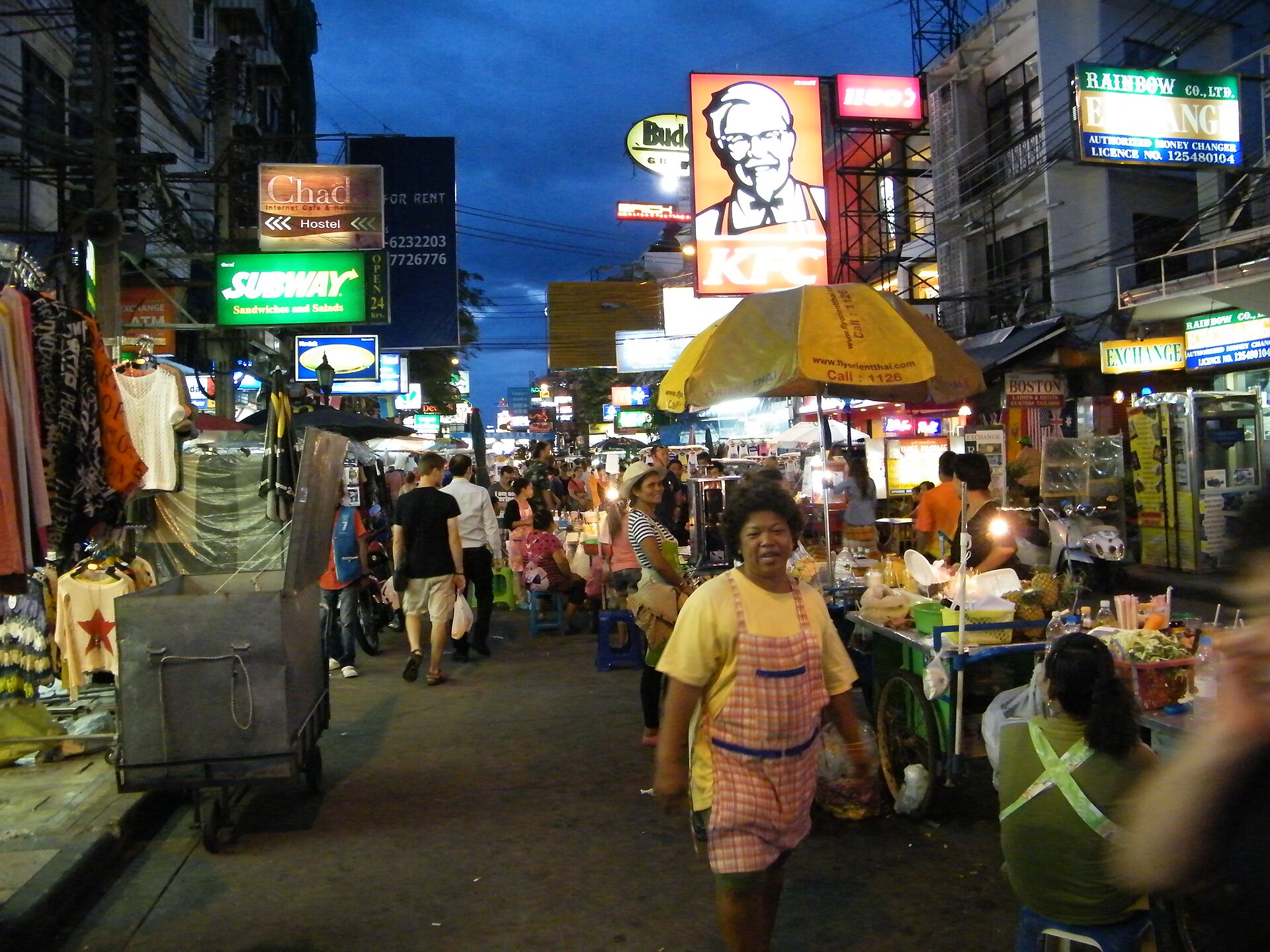 曼谷考山路夜晚街景，觀光區的人流與拉客集中地