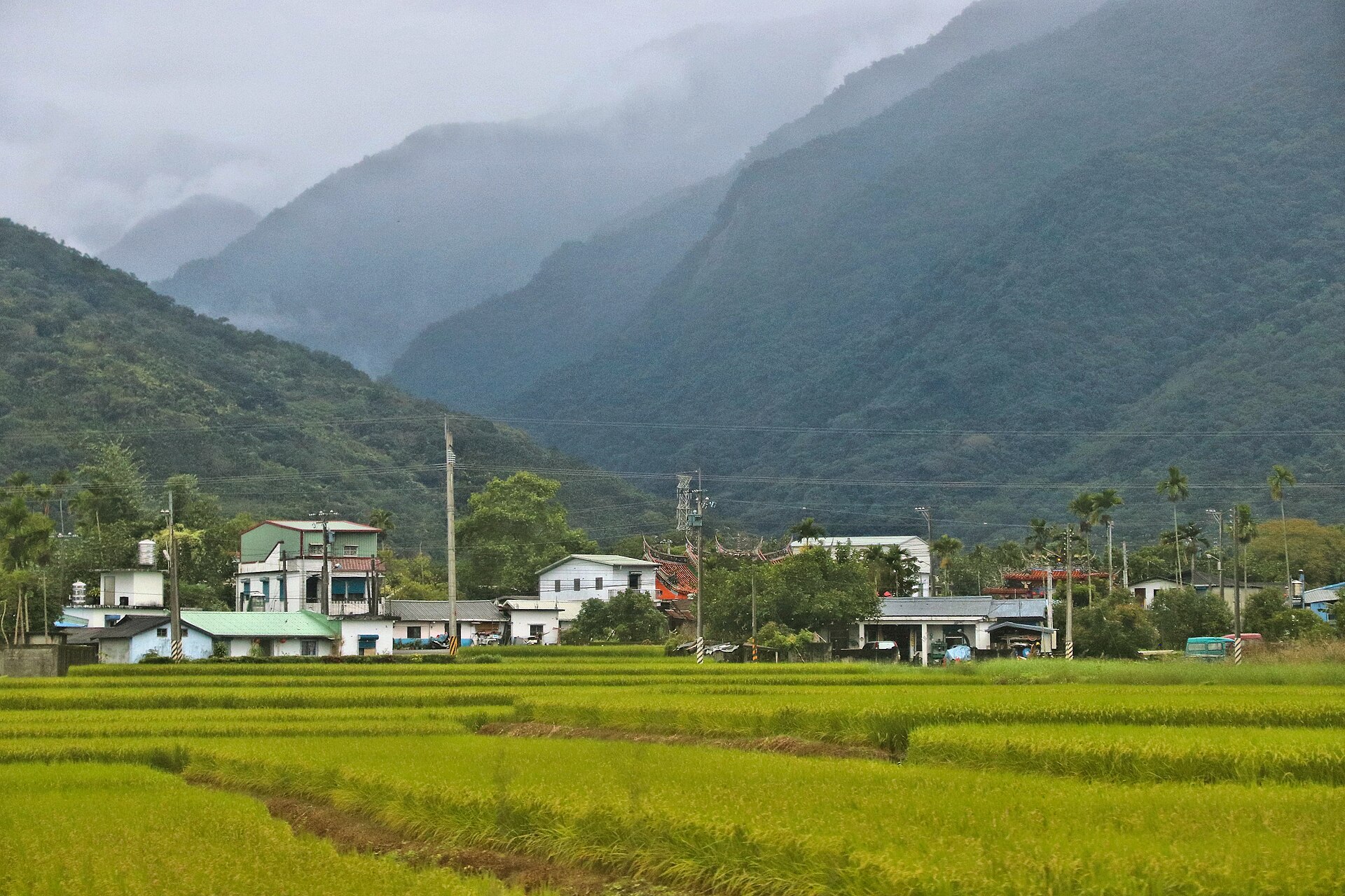 台灣鄉間風景與遠山