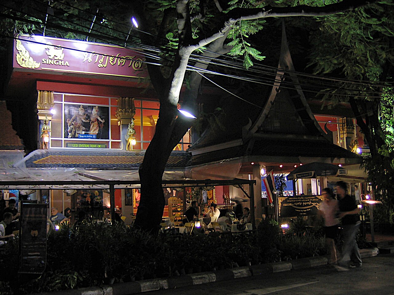 曼谷的夜市與市集密度最高，逛一晚都逛不完。