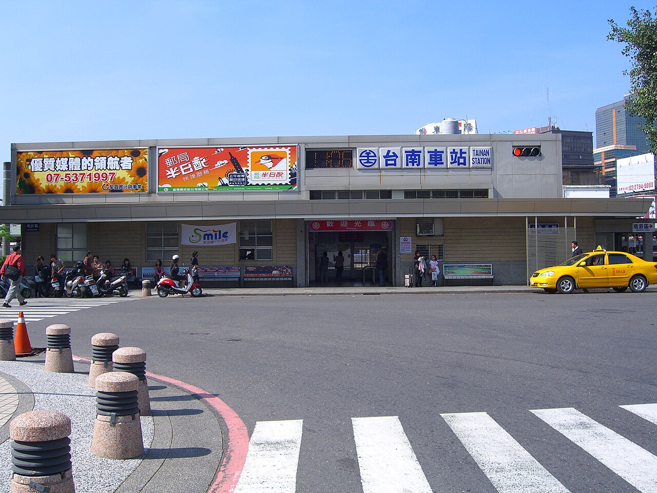 台南火車站後站入口，車站周邊住宿圈的參考地標