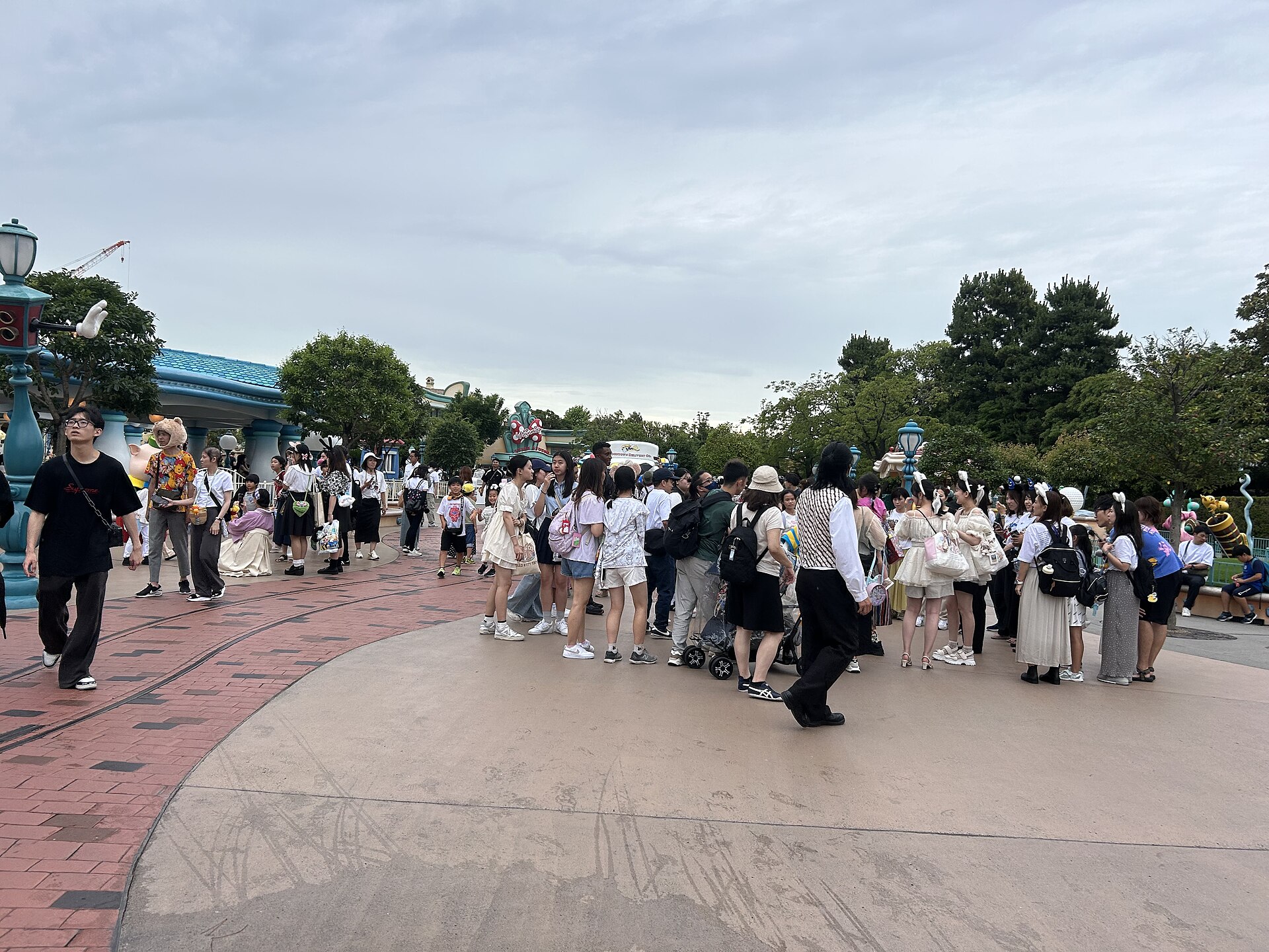 東京迪士尼樂園園區景象，一個人去迪士尼其實不會被特別注意