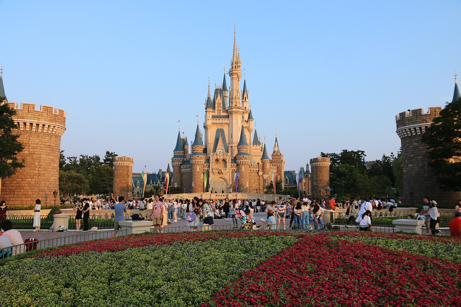東京迪士尼樂園的城堡，樂園端唯一適用單人騎士的設施就在這一區