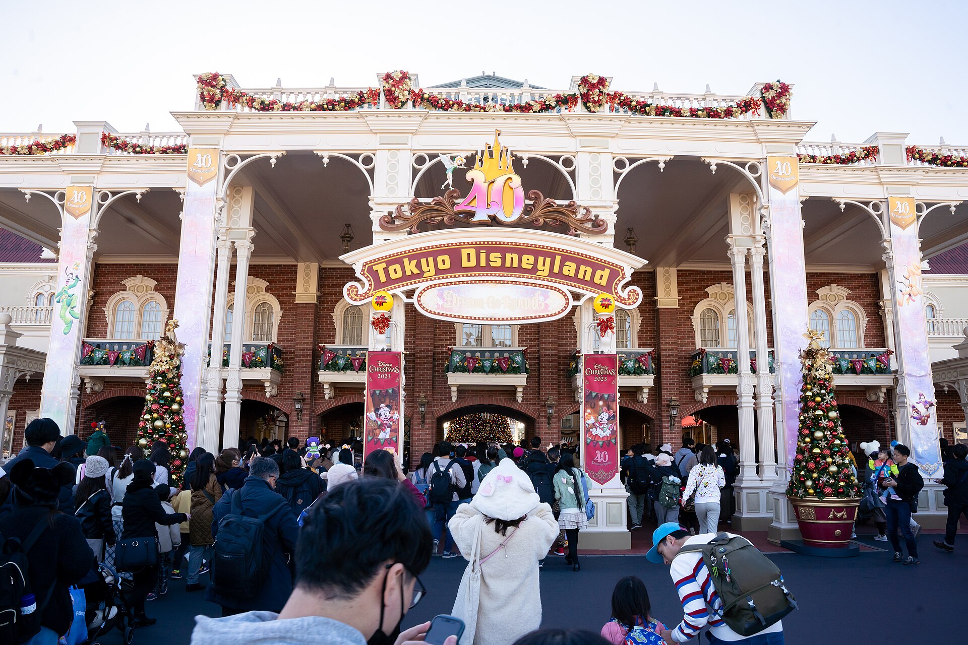 東京迪士尼樂園的主街，排隊與移動之間的節奏一個人自己決定