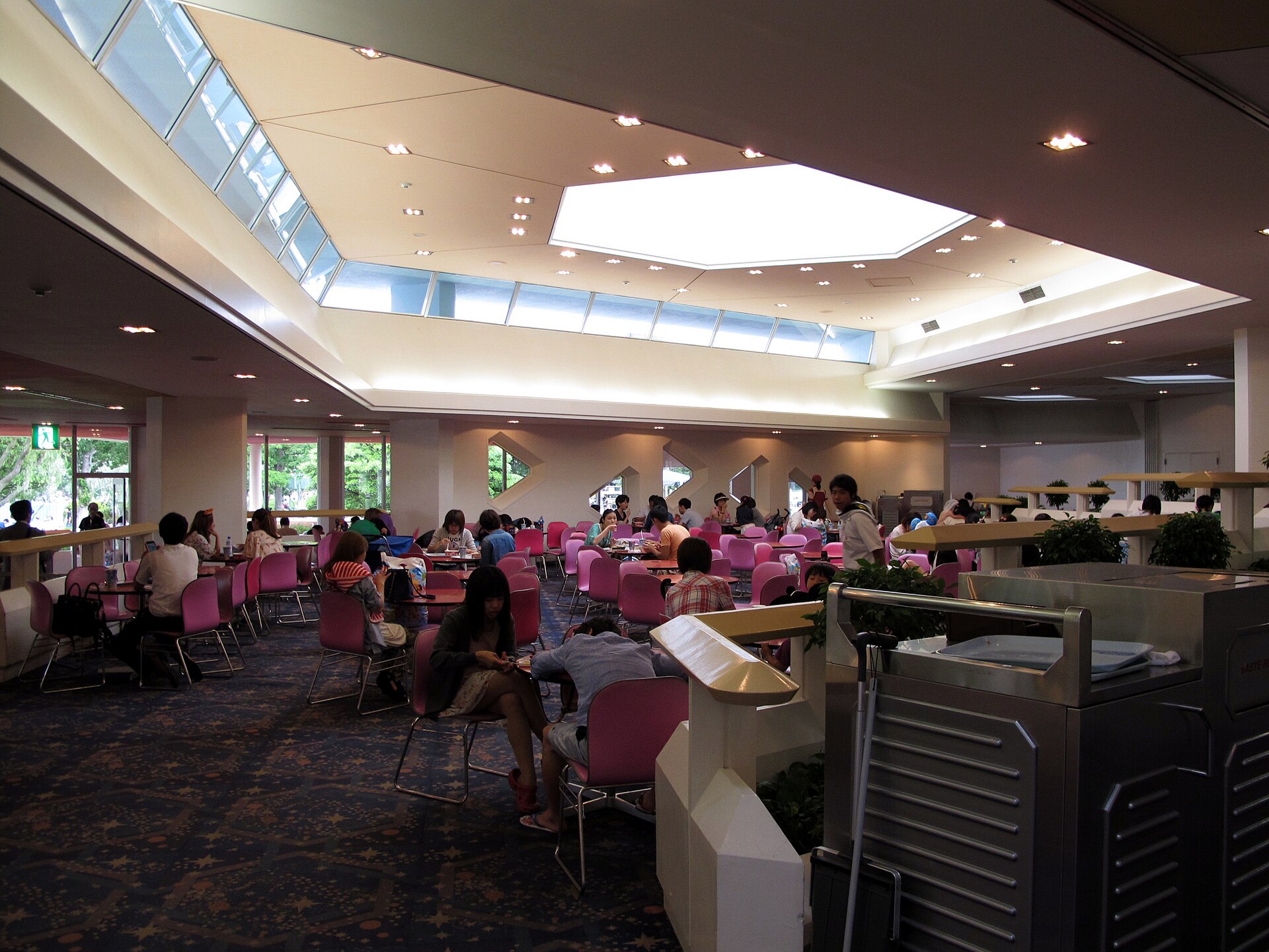 東京迪士尼園區餐飲設施，一個人吃飯位子要自己先想好