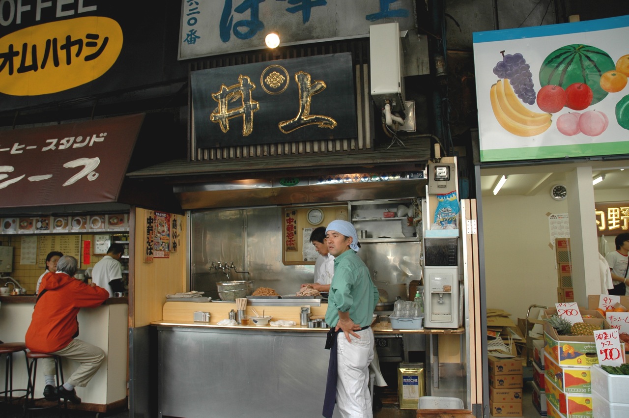 東京一個人吃飯常見的拉麵店門面