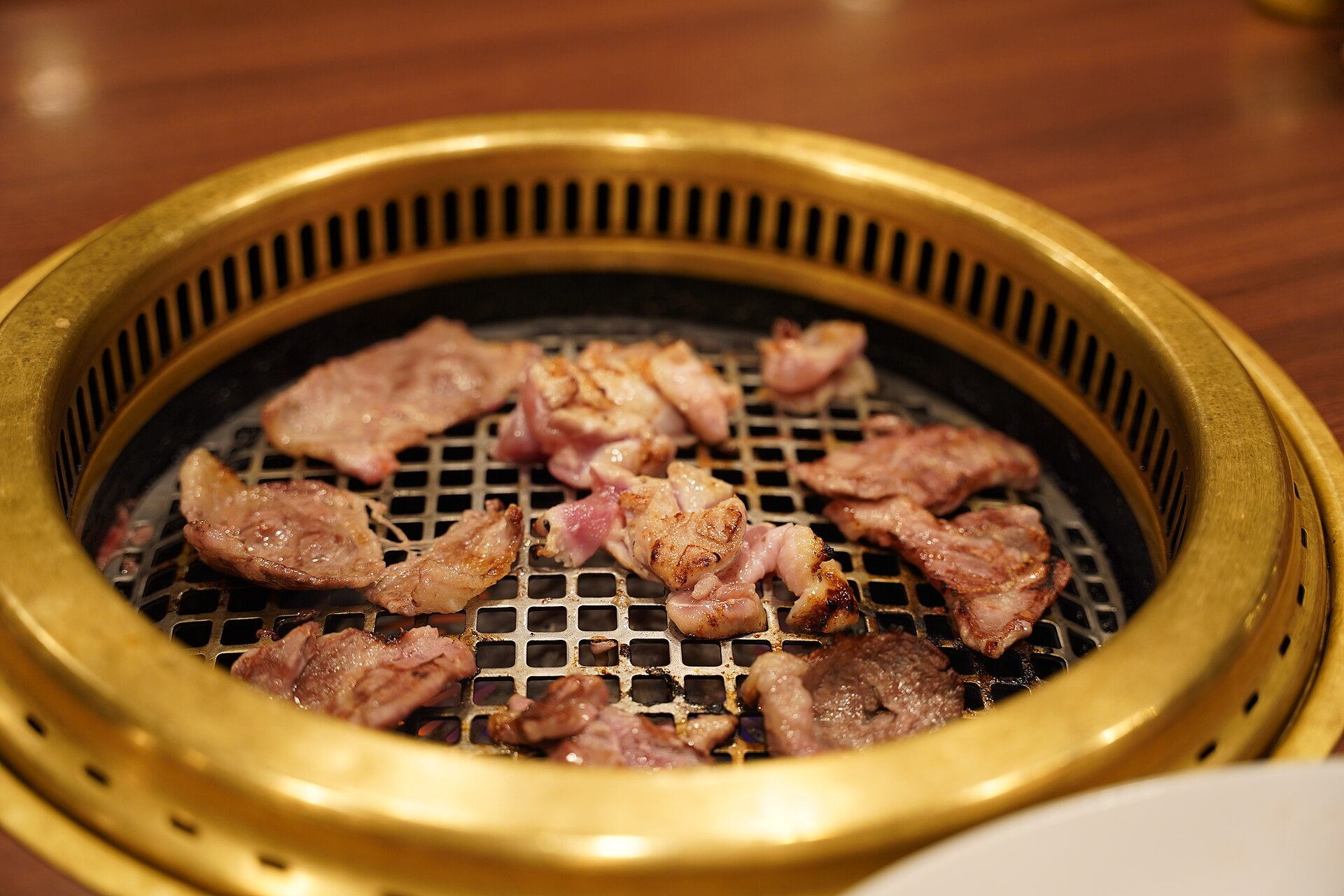 一個人吃燒肉的烤爐與肉盤