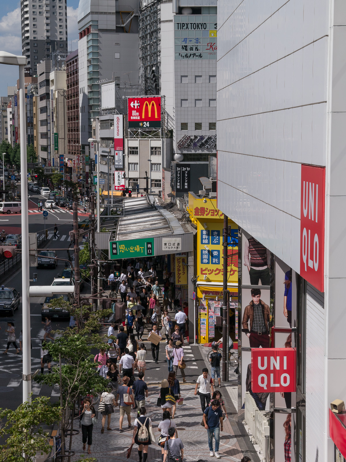 新宿橫丁小店密集的窄巷