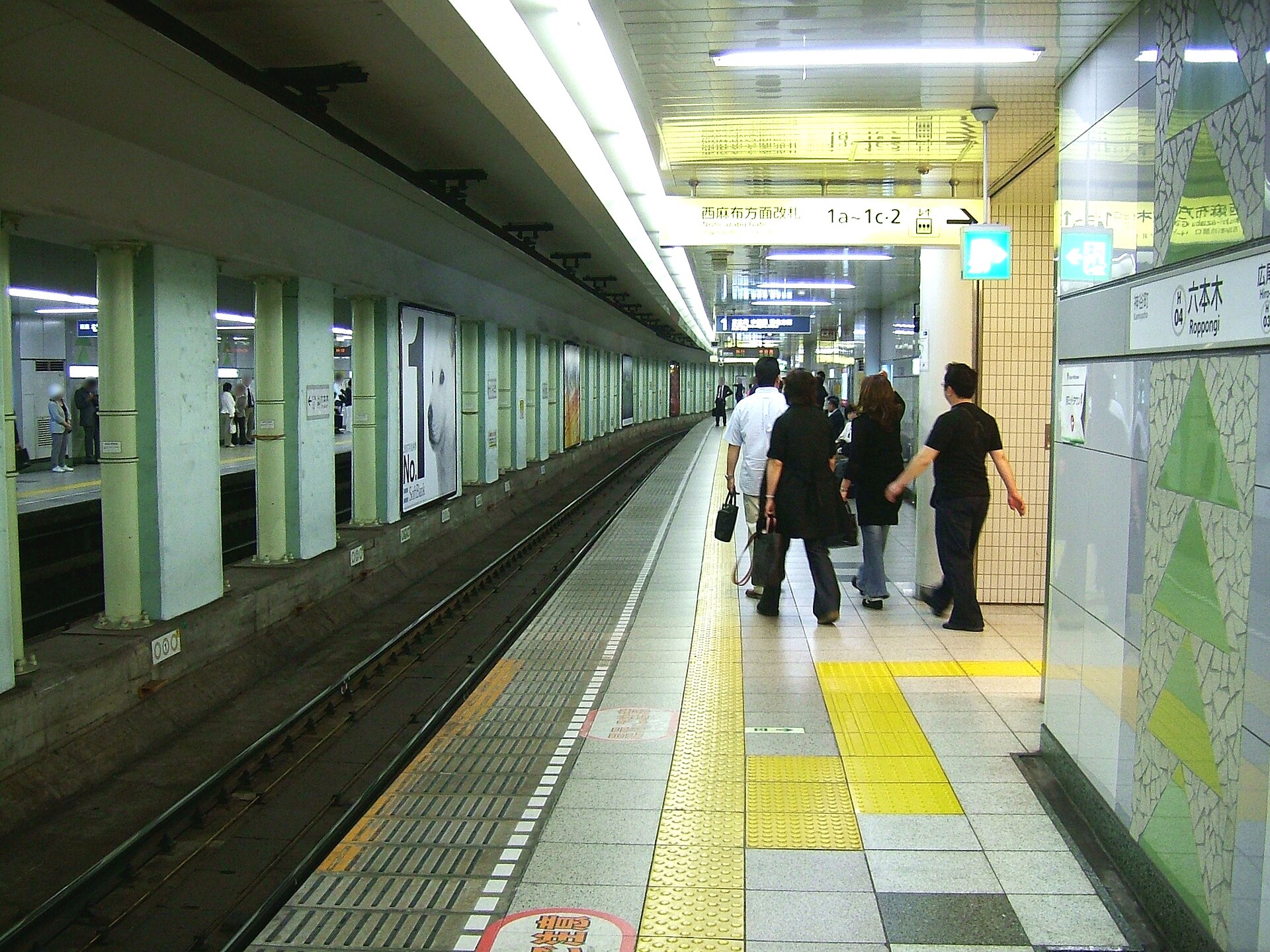 一個人在東京搭地鐵的月台