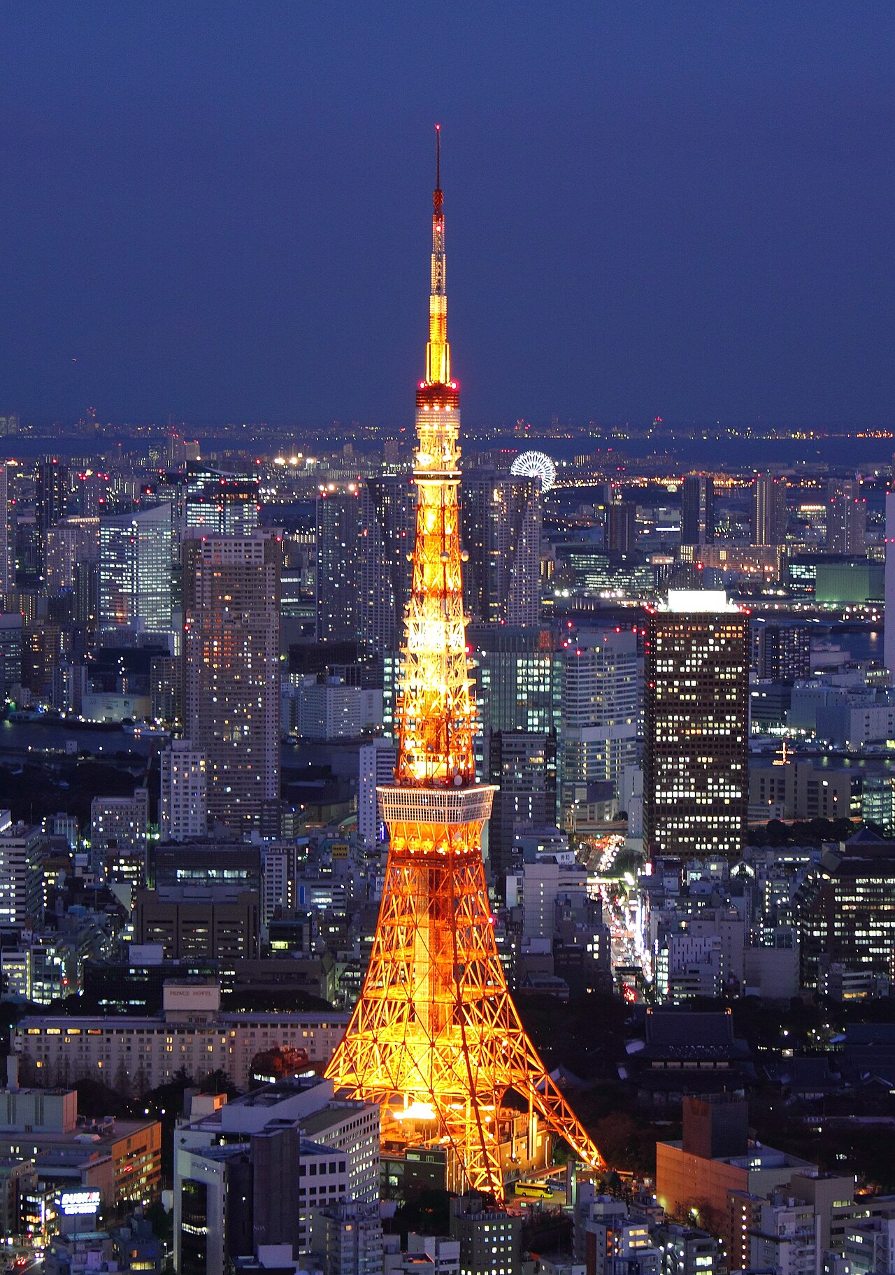 東京的展望台與街口構圖清楚,拍法最乾淨俐落。