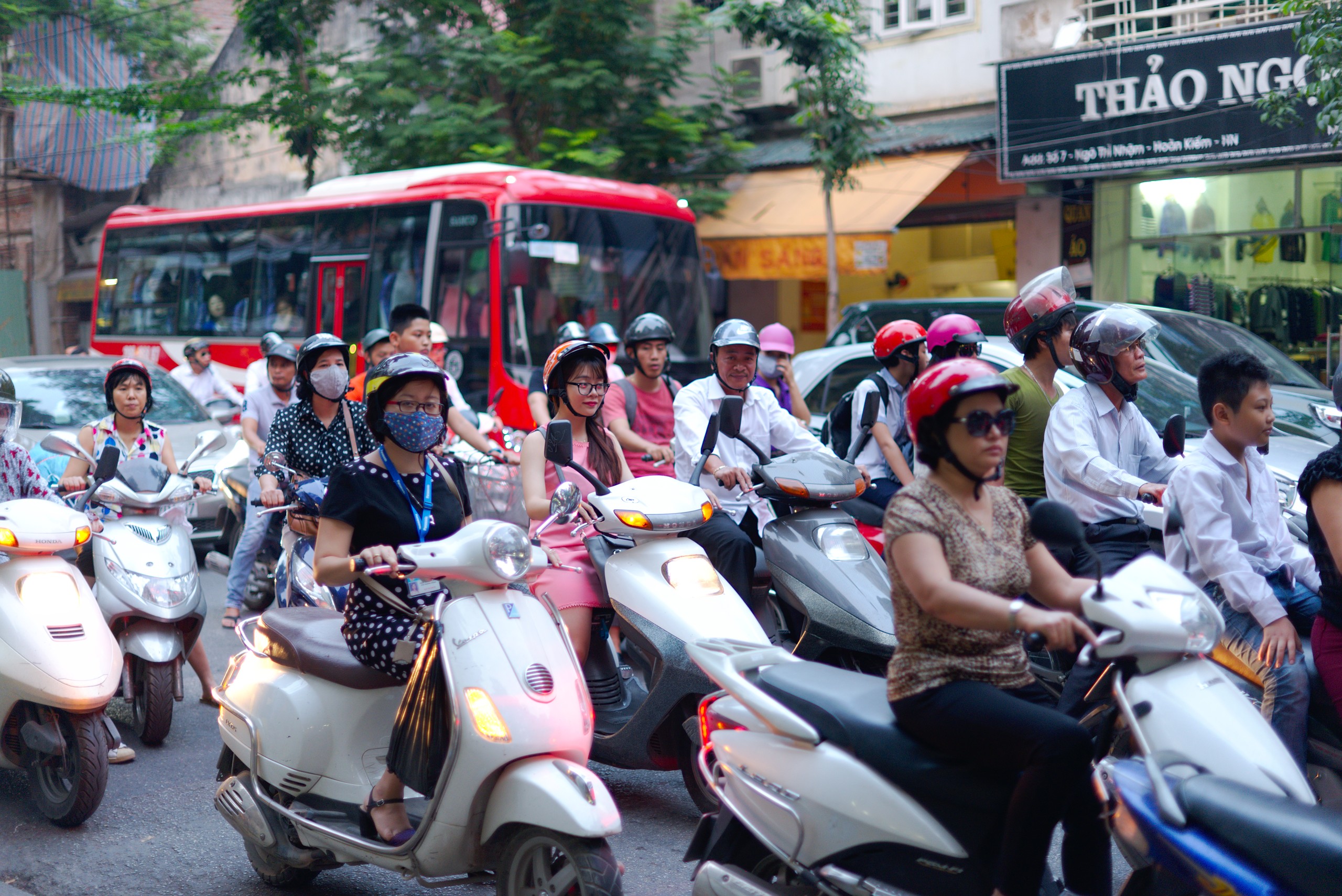 河內街頭機車車潮，象徵越南電信商基地台覆蓋市區每個角落