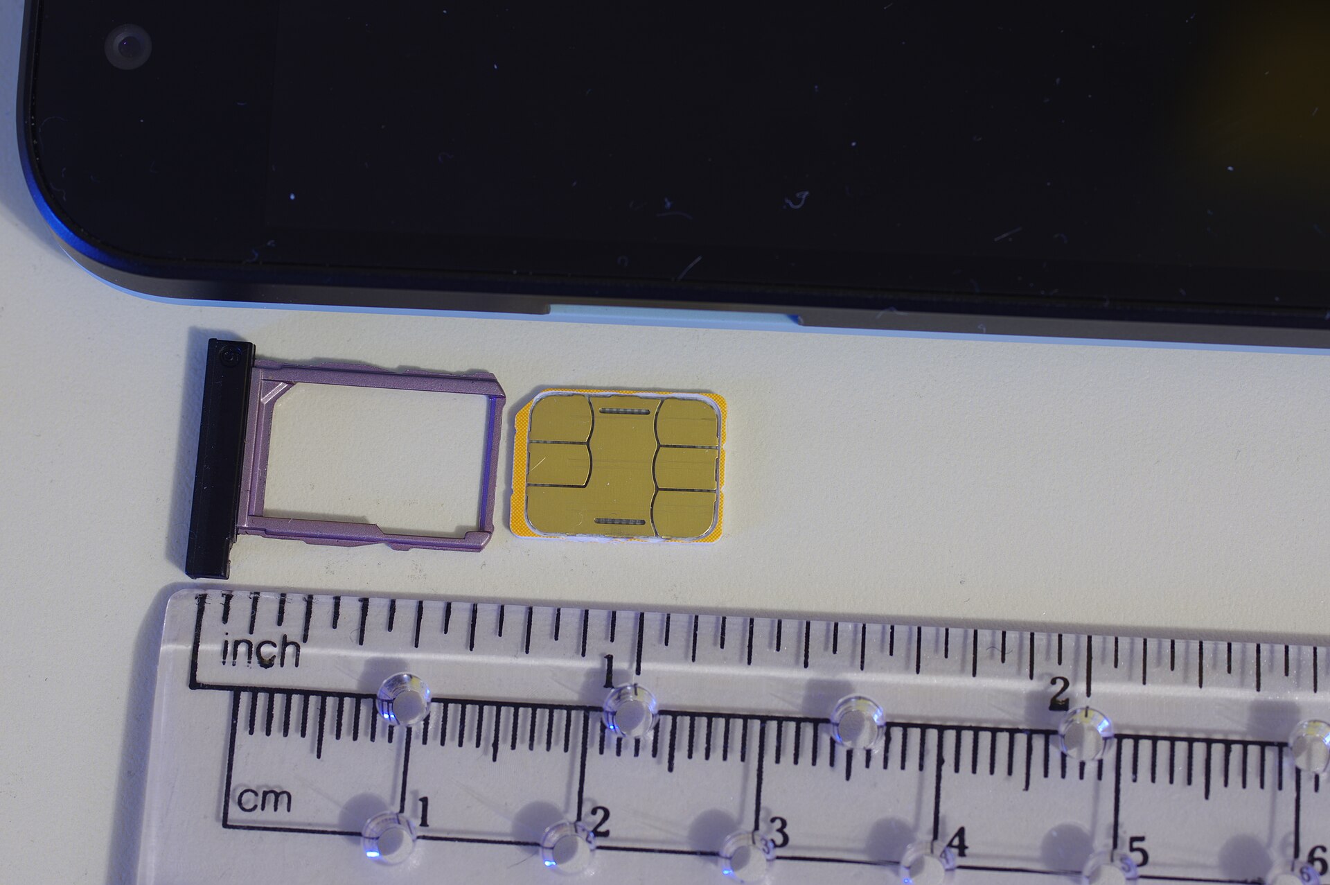 SIM 卡托盤是落地後換卡第一個要處理的步驟。