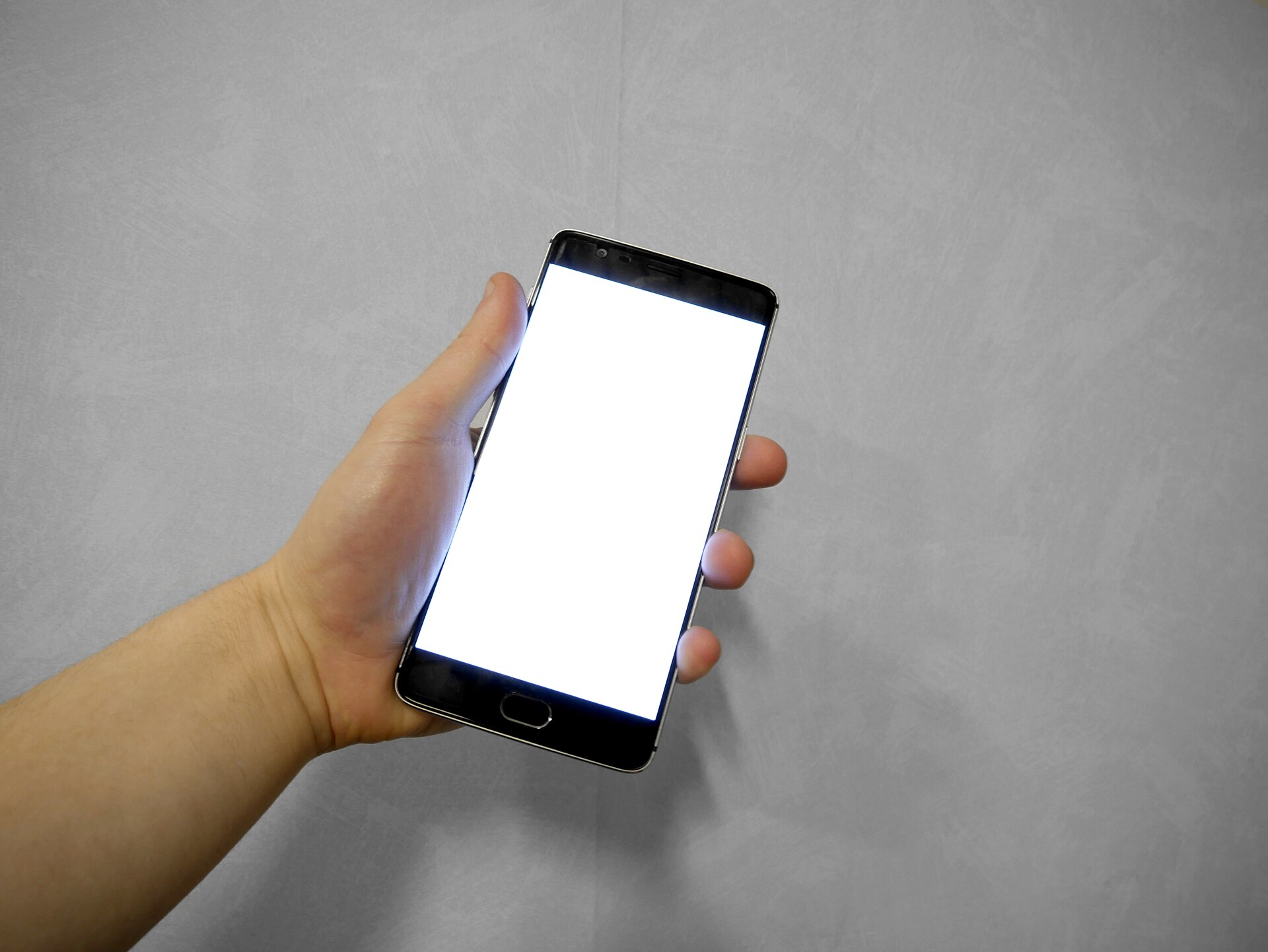 手機螢幕操作，設定 eSIM 的最後一步就在這裡完成。