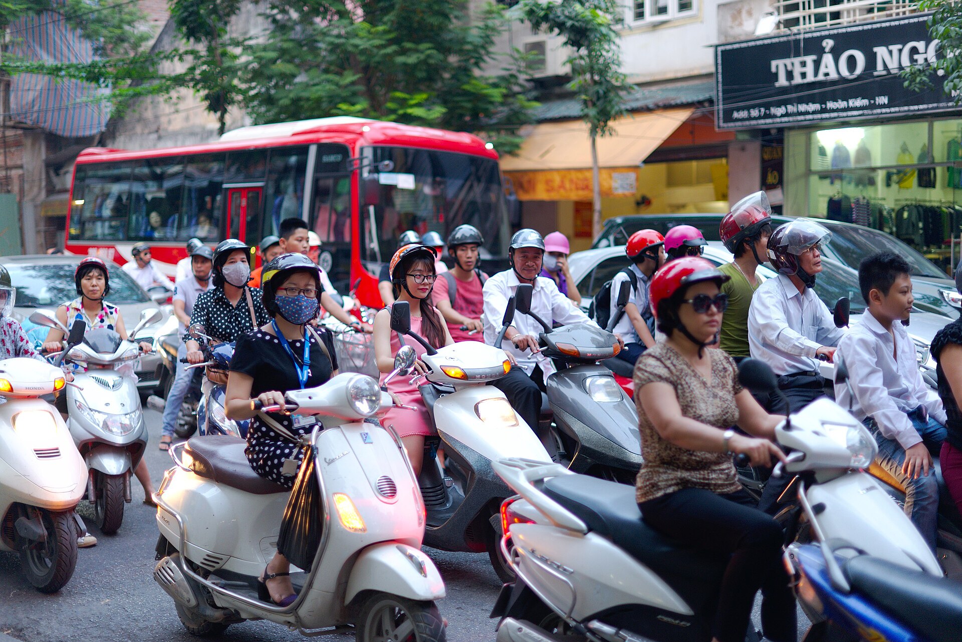 河內街景的機車車潮，交通費用就藏在這些日常畫面裡。