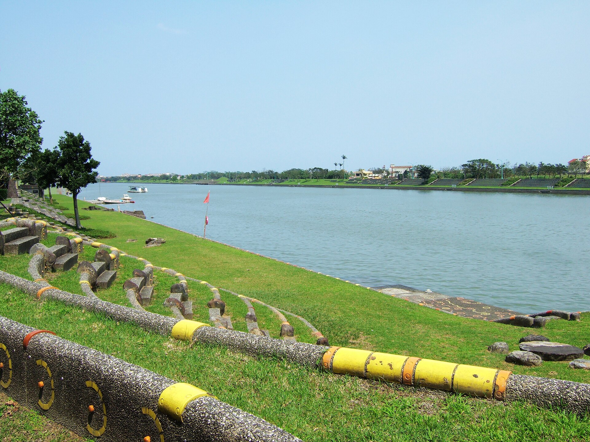 冬山河沿岸,官方分類裡的親子共遊景點之一