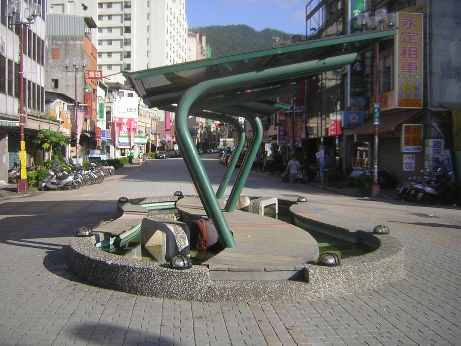 礁溪車站前的泡腳池,一個人下車就能泡